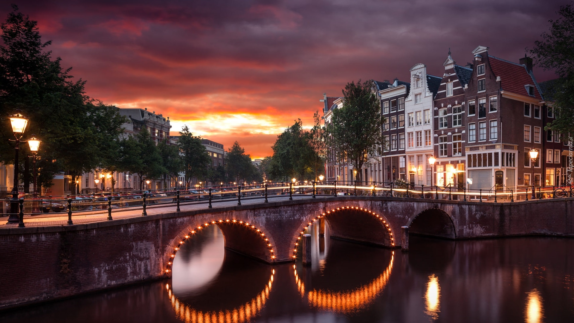 Holandia, Amsterdam, Rzeka, Kanał Leidsegracht, Most, Drzewa, Domy, Światła, Zachód słońca, Chmury