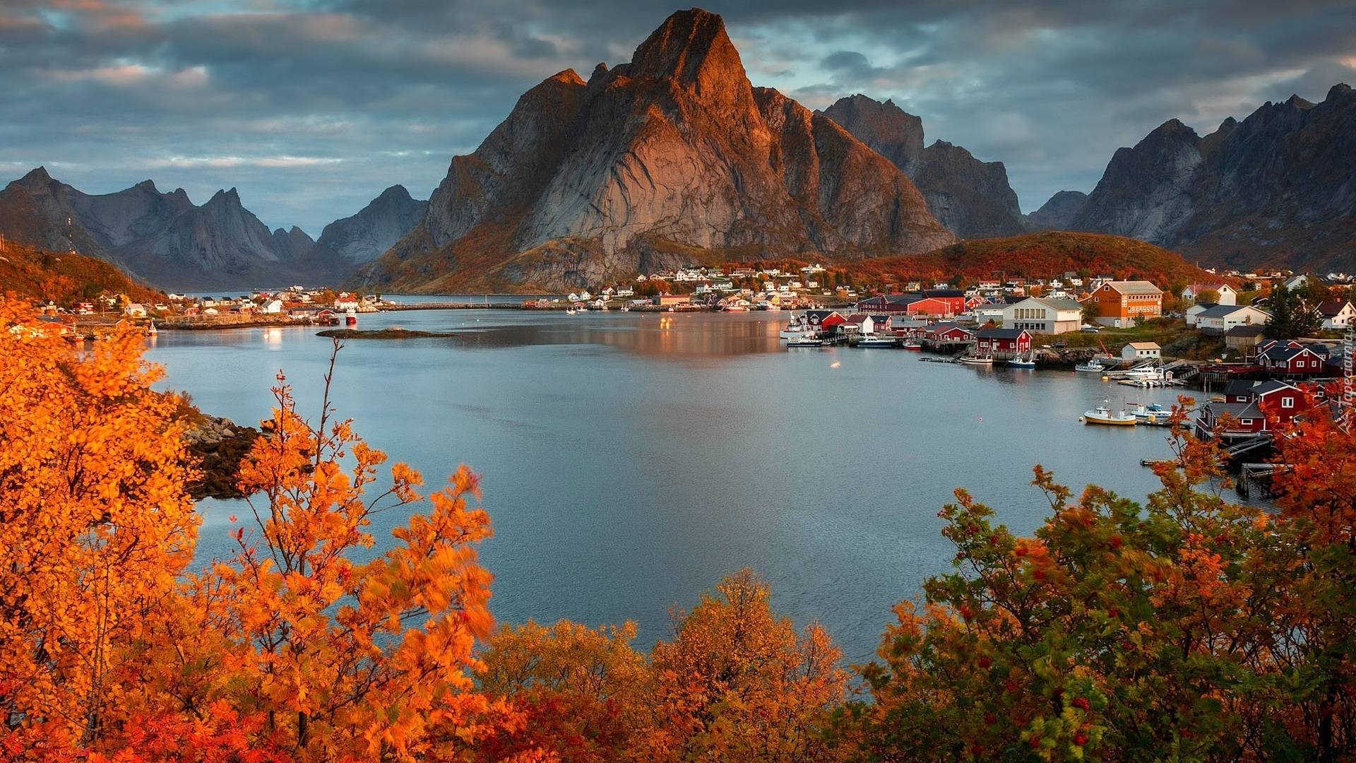 Norwegia, Lofoty, Hamnoy, Jesień, Morze, Góry, Skały, Domy, Drzewa, Rośliny