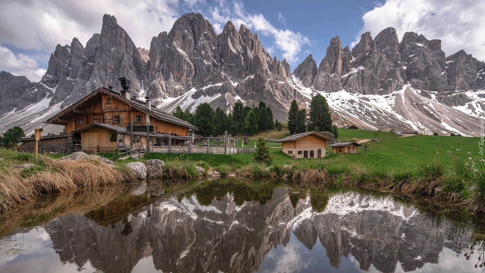 Włochy, Dolomity, Góry, Masyw Odle, Drewniane, Domy, Staw, Drzewa, Chmury