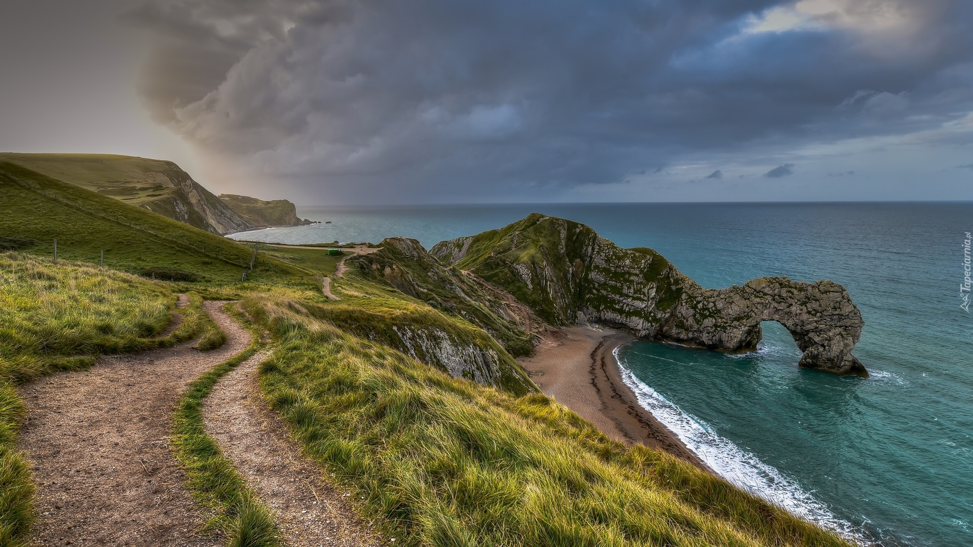 Anglia, Hrabstwo Dorset, Morze, Wybrzeże Jurajskie, Skała, Łuk wapienny Durdle Door, Chmury
