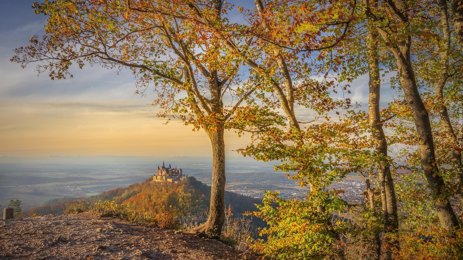 Góra Hohenzollern, Zamek Hohenzollern, Drzewa, Jesień, Badenia-Wirtembergia, Niemcy