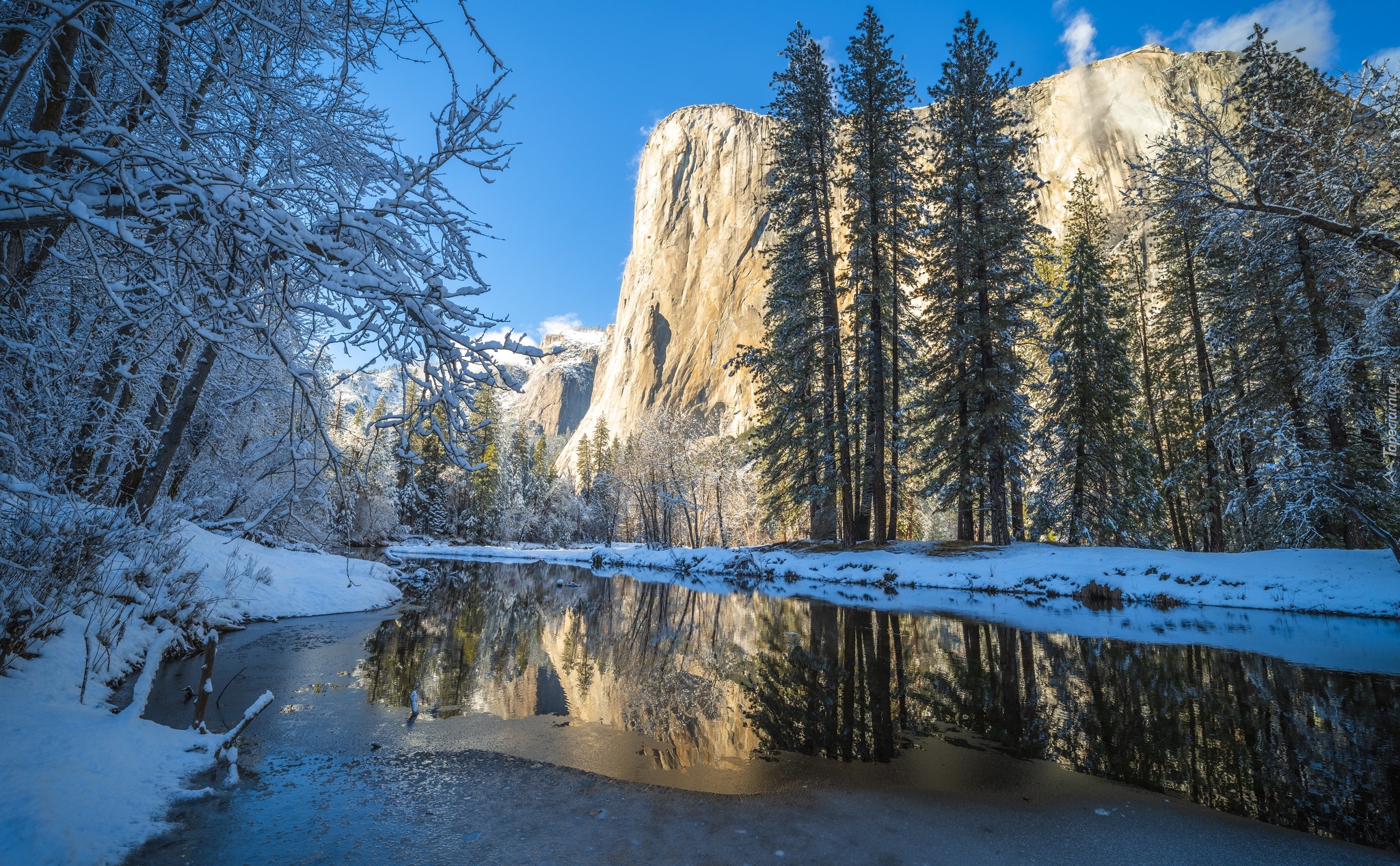 Zima, Góry, Formacja skalna, El Capitan, Rzeka, Merced River, Drzewa, Śnieg, Park Narodowy Yosemite, Kalifornia, Stany Zjednoczone