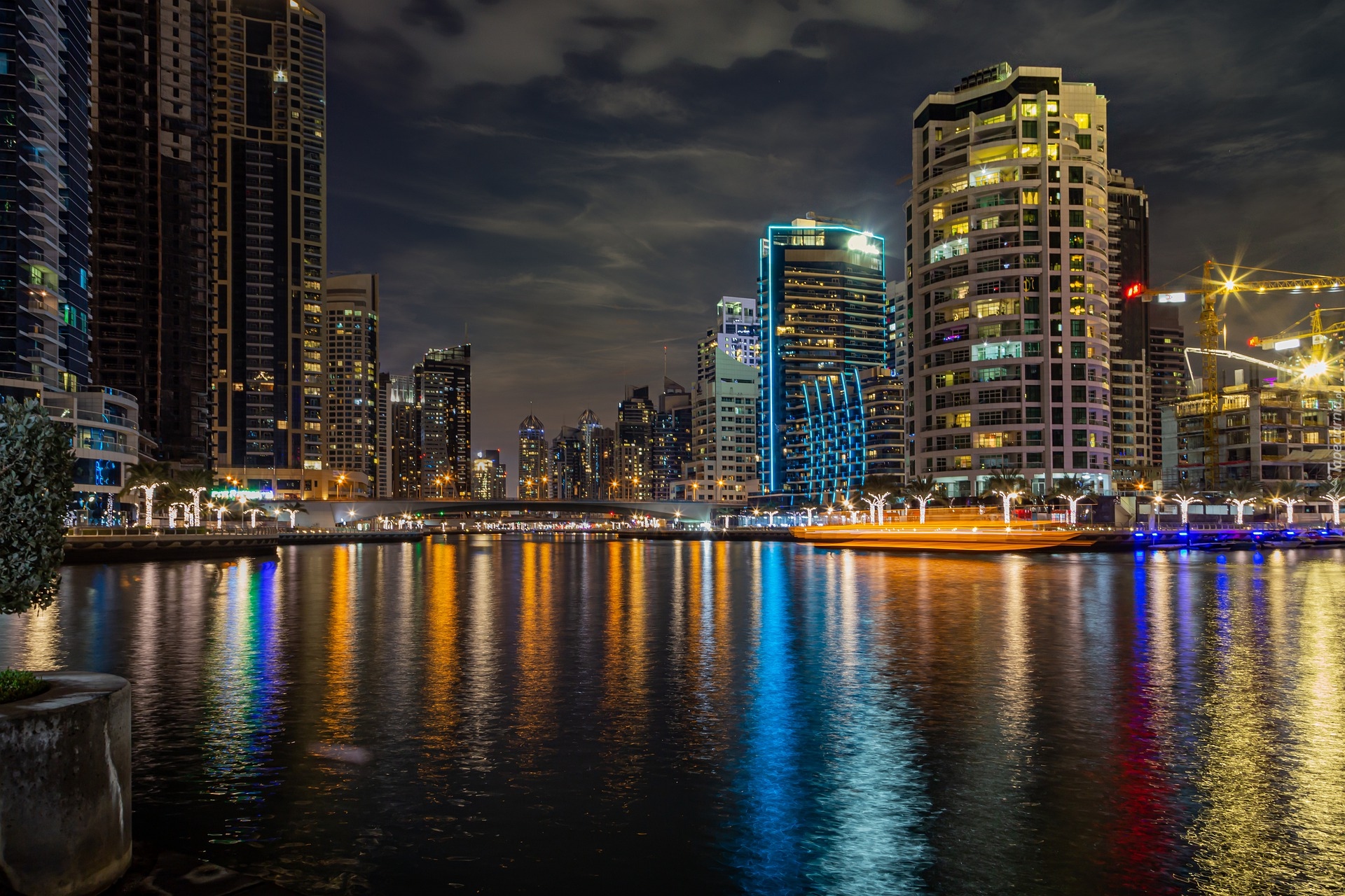 Miasto nocą, Wieżowce, Rzeka, Dubaj, Zjednoczone Emiraty Arabskie