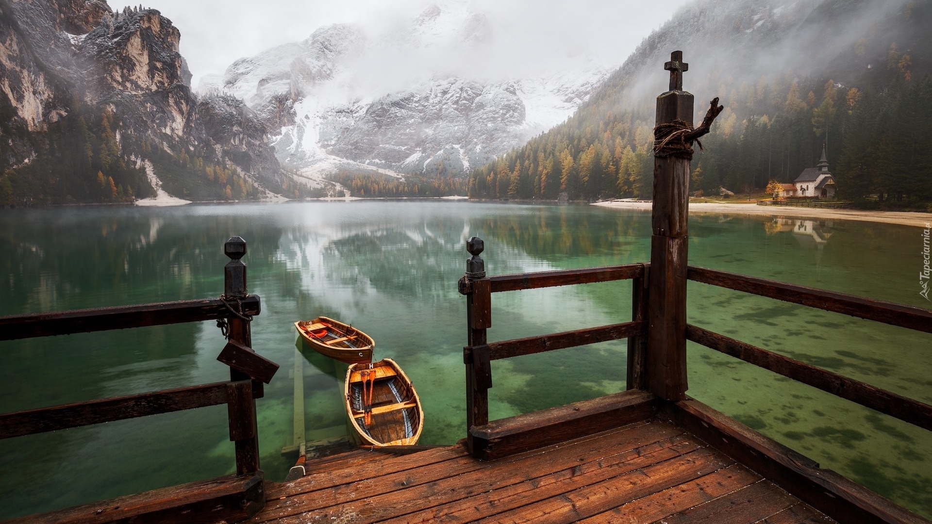 Włochy, Jezioro Pragser Wildsee, Lago di Braies, Góry, Dolomity, Pomost, Łódki, Mgła