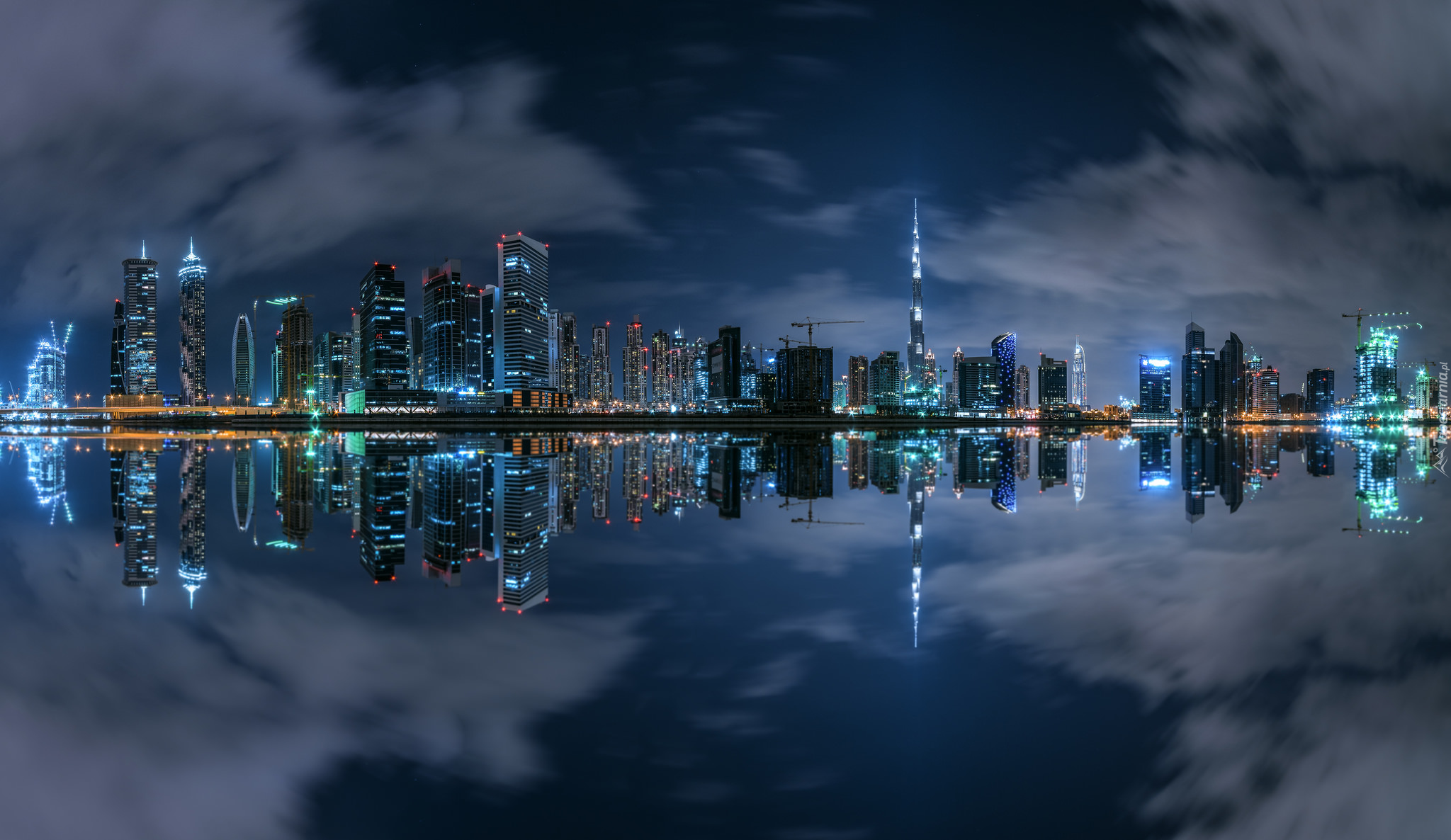 Zjednoczone Emiraty Arabskie, Dubaj, Dzielnica Business Bay, Miasto nocą, Wieżowce, Zatoka, Woda, Odbicie