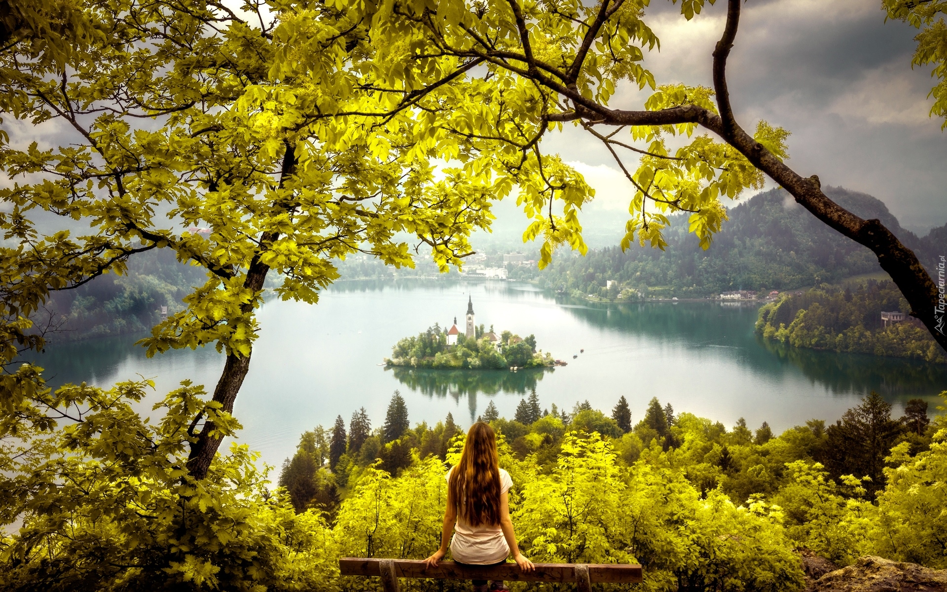 Dziewczyna, Słowenia, Jezioro Bled, Wyspa Blejski Otok, Kościół Zwiastowania Marii Panny, Drzewa, Gałęzie