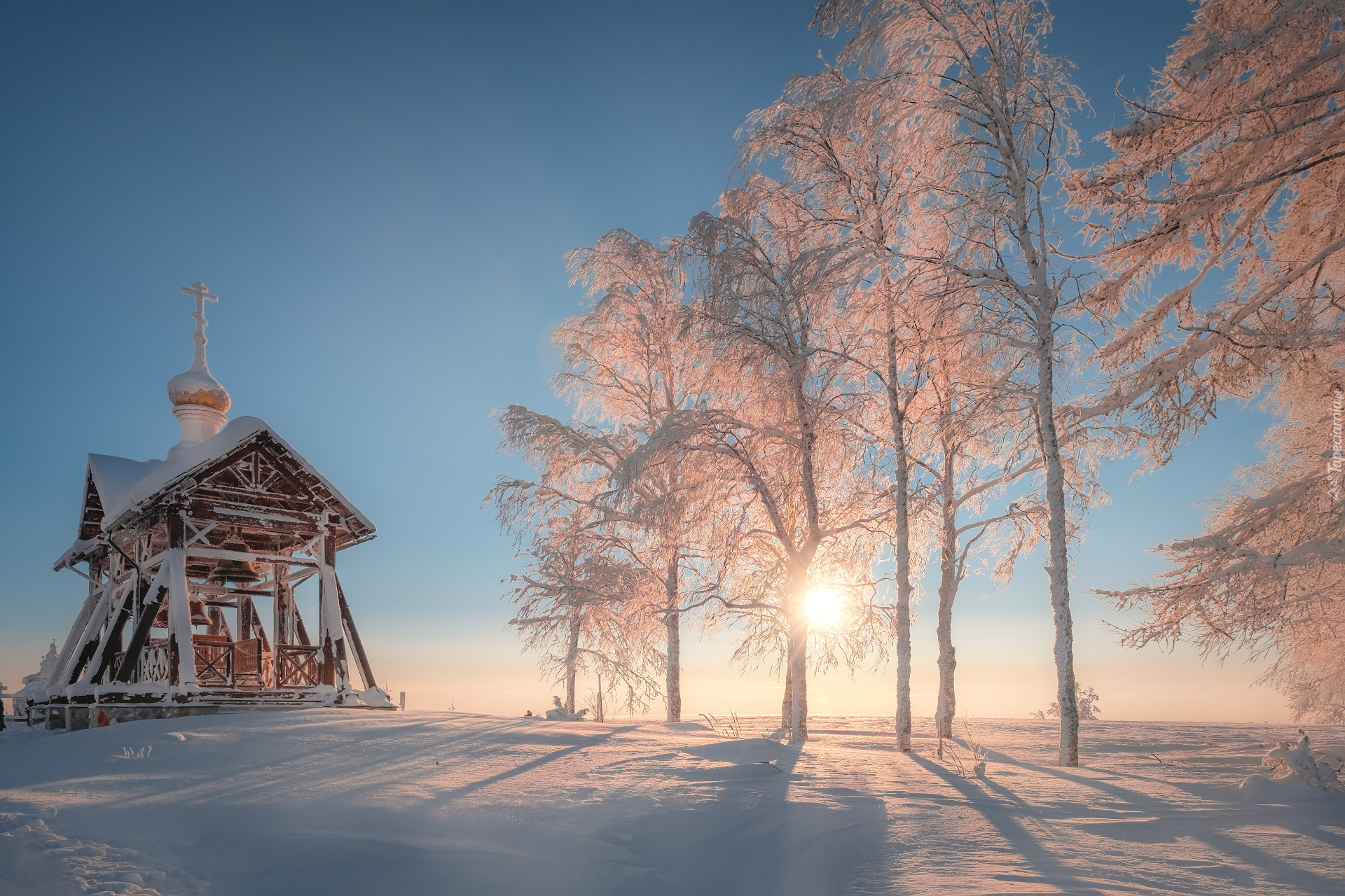 Zima, Drzewa, Promienie słońca, Drewniana, Dzwonnica, Biała Góra, Kraj Permski, Rosja