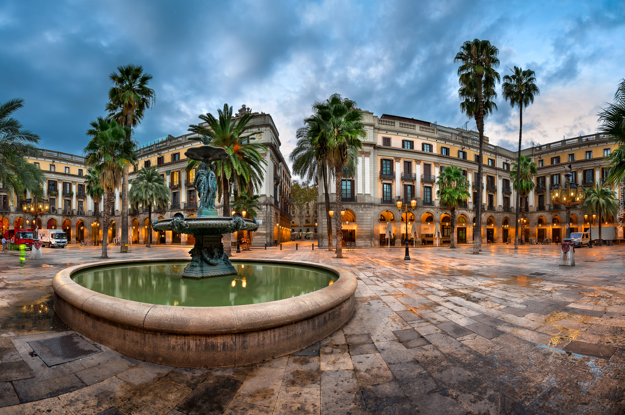 Hiszpania, Barcelona, Fontanna, Hotel Roma Reial, Plac Plaza Real, Palmy