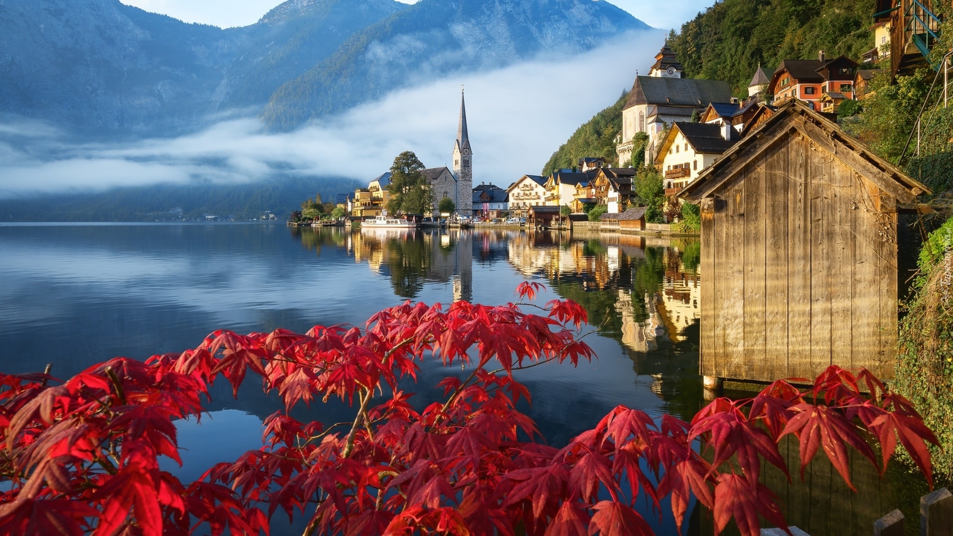 Austria, Hallstatt, Jezioro Hallstättersee, Domy, Kościół, Góry, Mgła, Czerwone, Liście