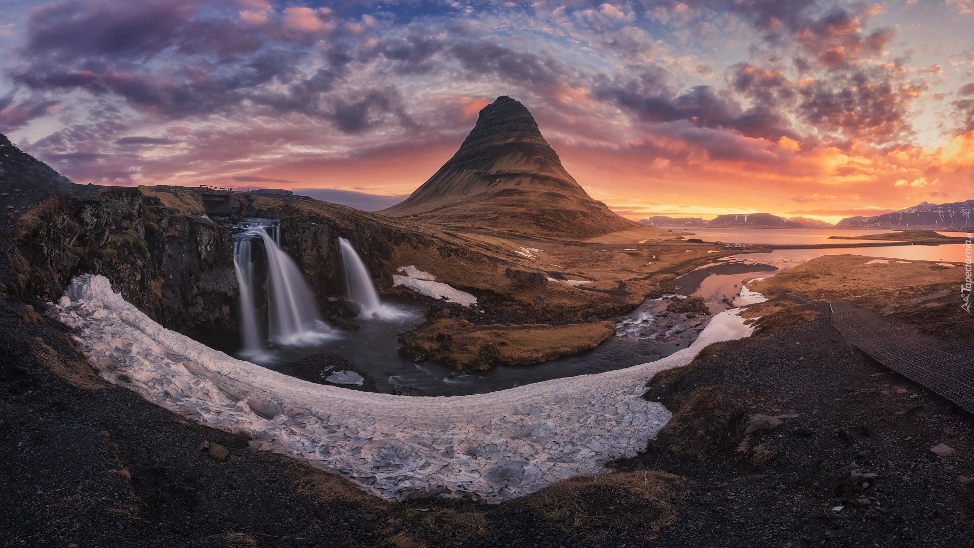 Islandia, Góra Kirkjufell, Wodospad Kirkjufellsfoss, Zachód słońca, Chmury