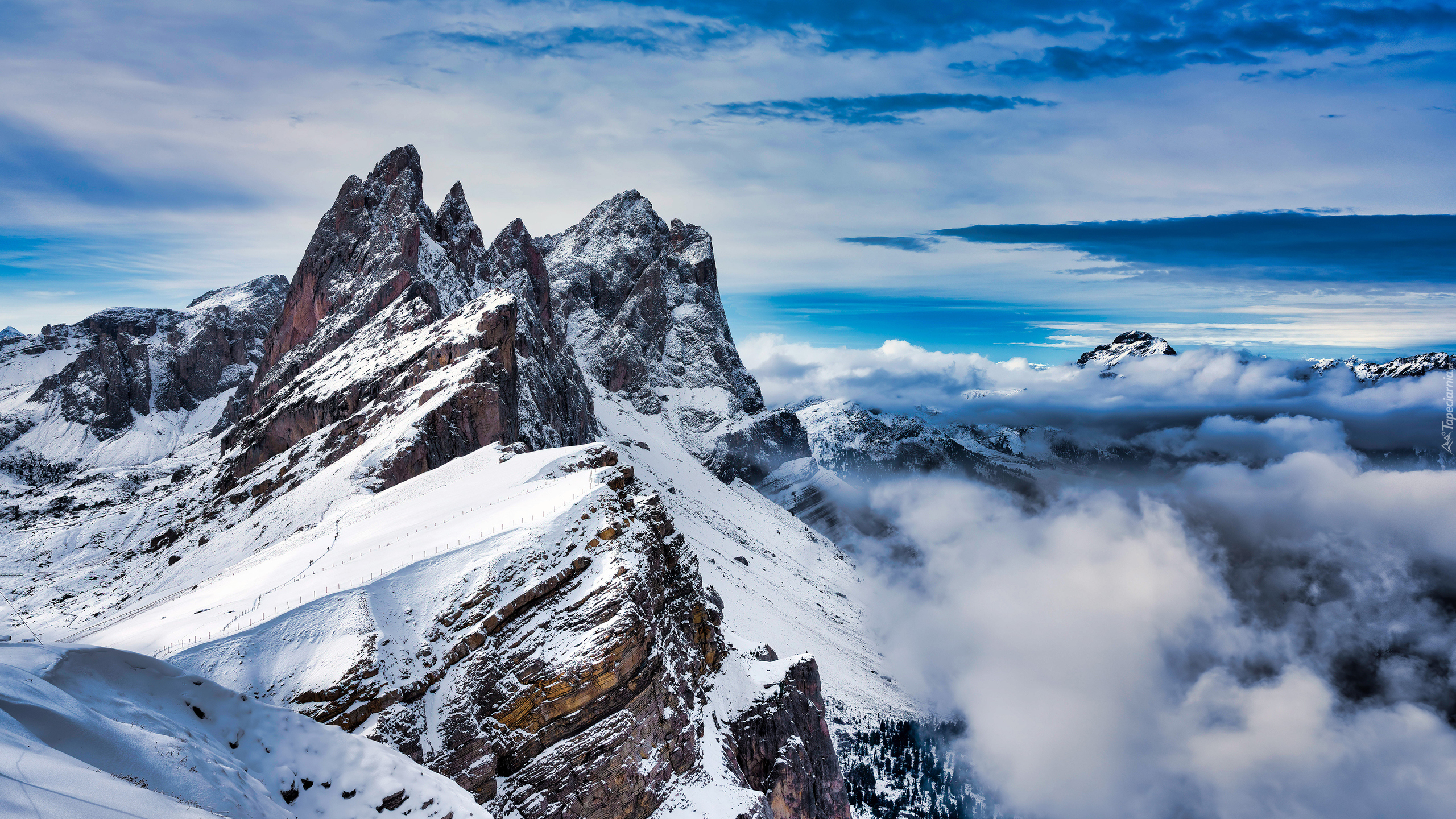 Włochy, Południowy Tyrol, Góry, Dolomity, Szczyt Seceda, Chmury, Zima