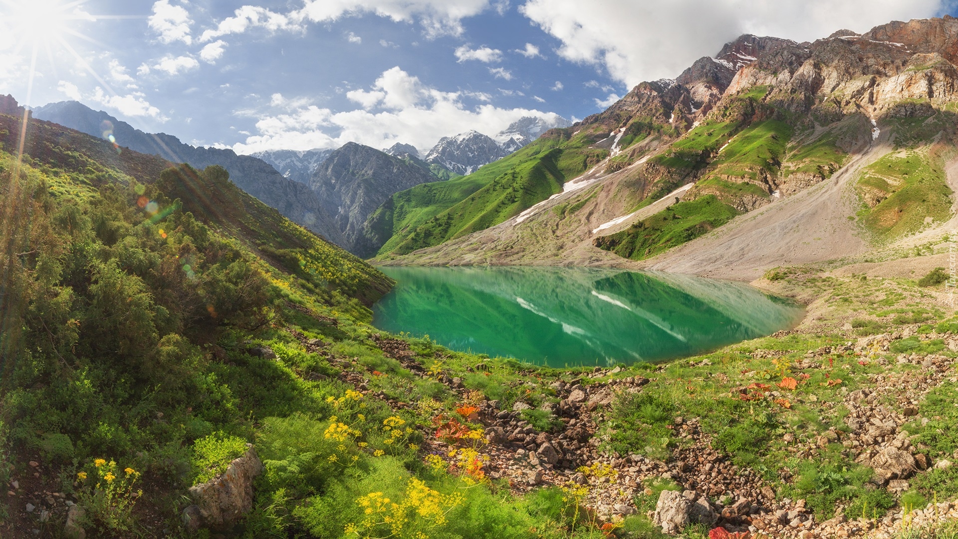 Góry, Jezioro Badak, Drzewa, Promienie słońca, Chmury, Uzbekistan