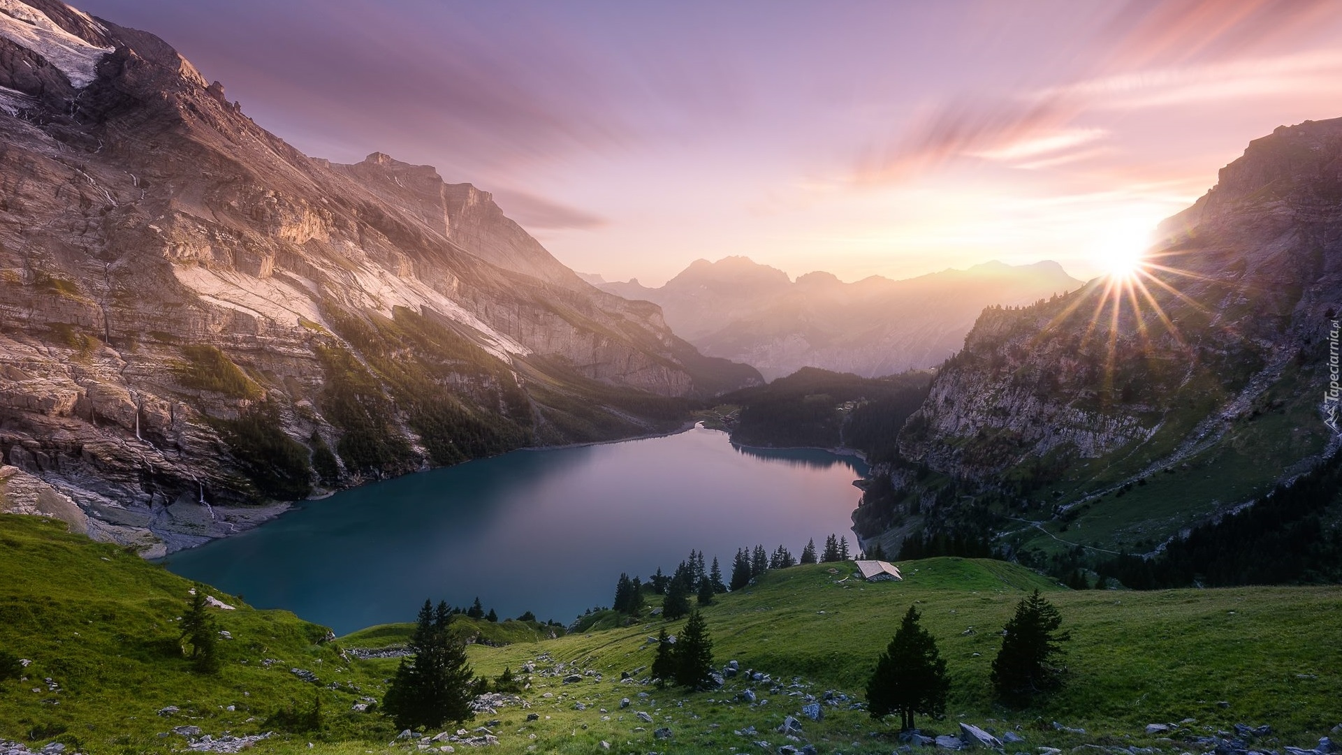Góry, Alpy Berneńskie, Jezioro Oeschinen, Drzewa, Promienie słońca, Chmury, Szwajcaria