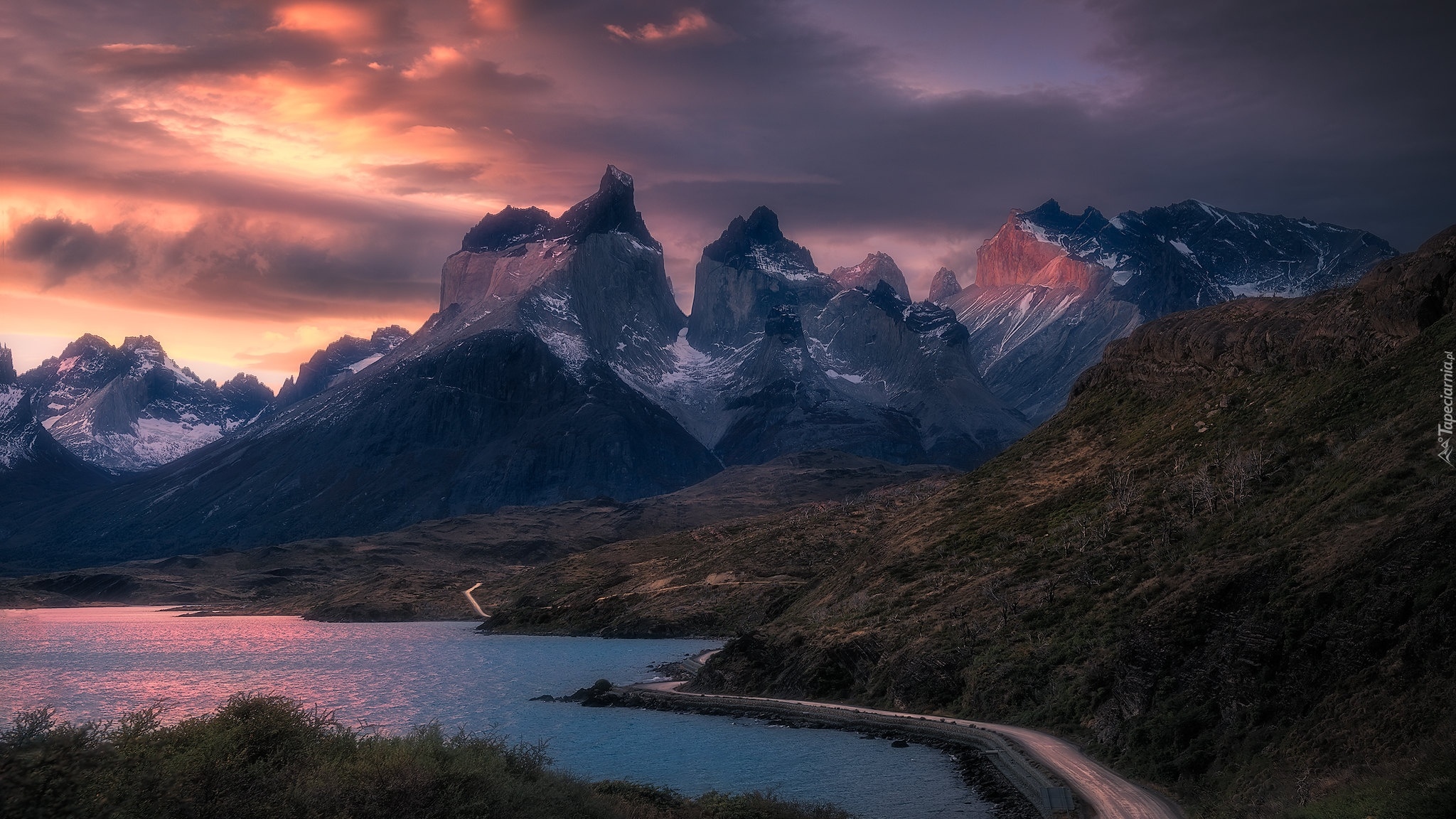 Góry, Cordillera del Paine, Jezioro, Lake Pehoe, Chmury, Park Narodowy Torres del Paine, Patagonia, Chile