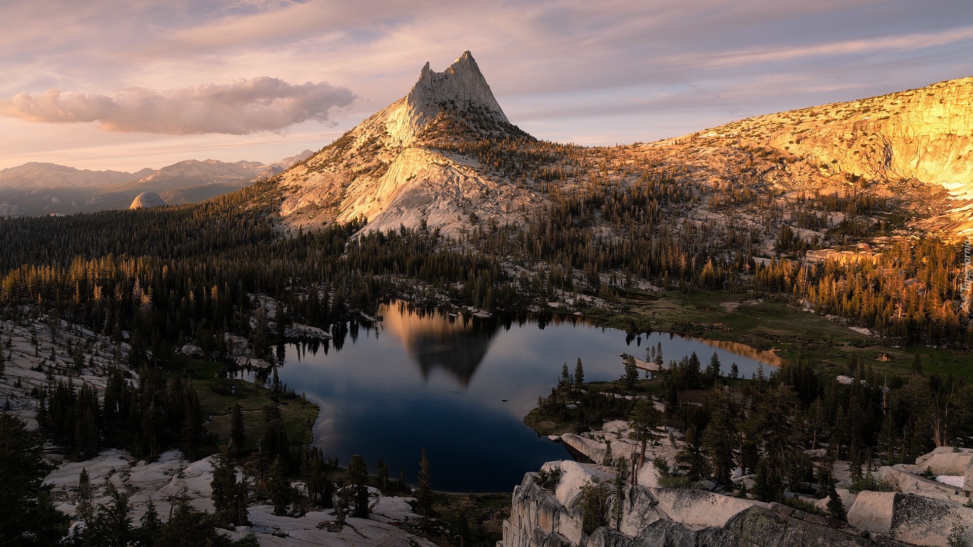 Góry, Jezioro, Cathedral Lake, Skały, Drzewa, Park Narodowy Yosemite, Hrabstwo Mariposa, Kalifornia, Stany Zjednoczone