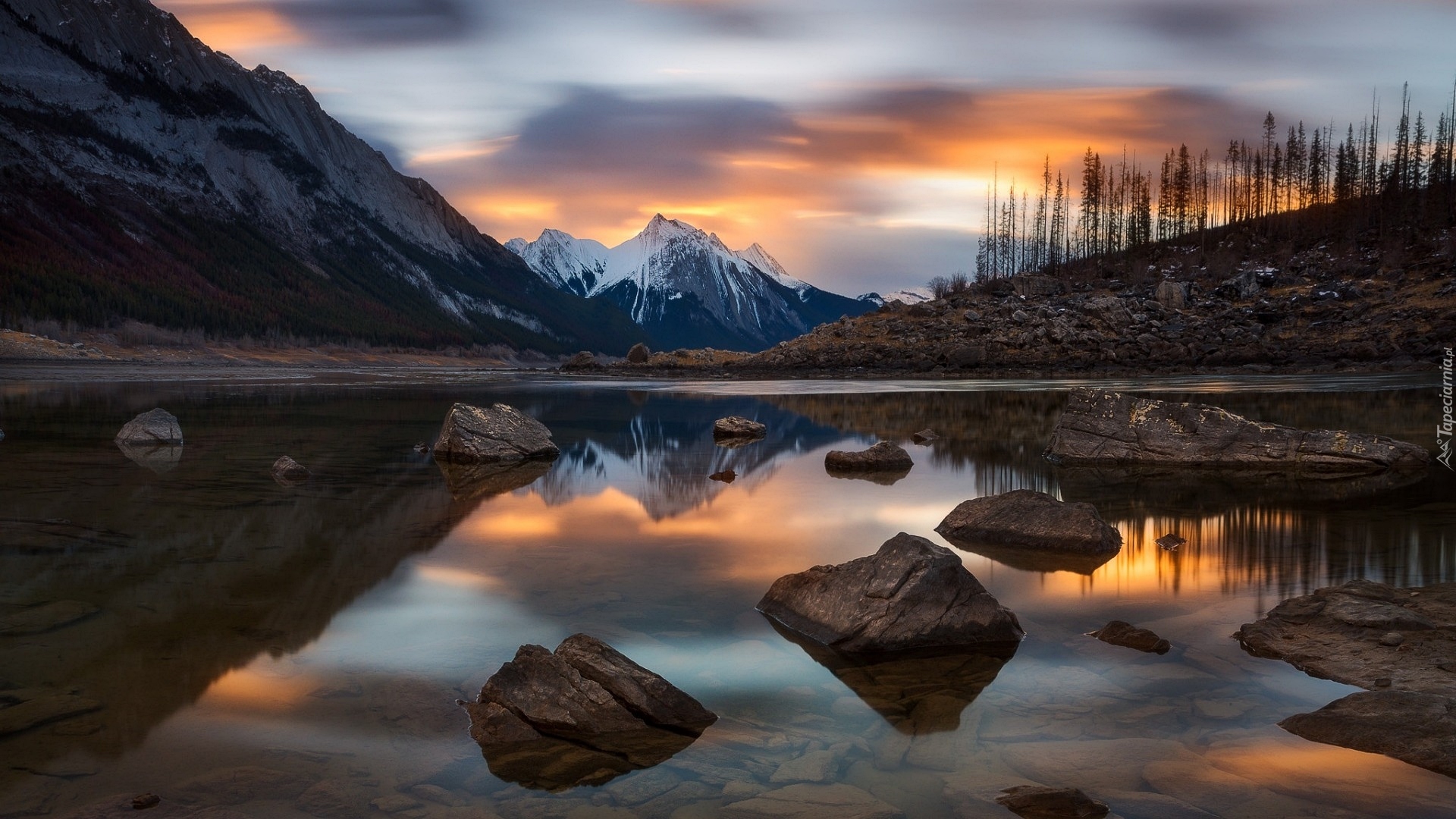 Kanada, Park Narodowy Jasper, Góry, Jezioro Medicine Lake, Kamienie, Zachód Słońca, Odbicie