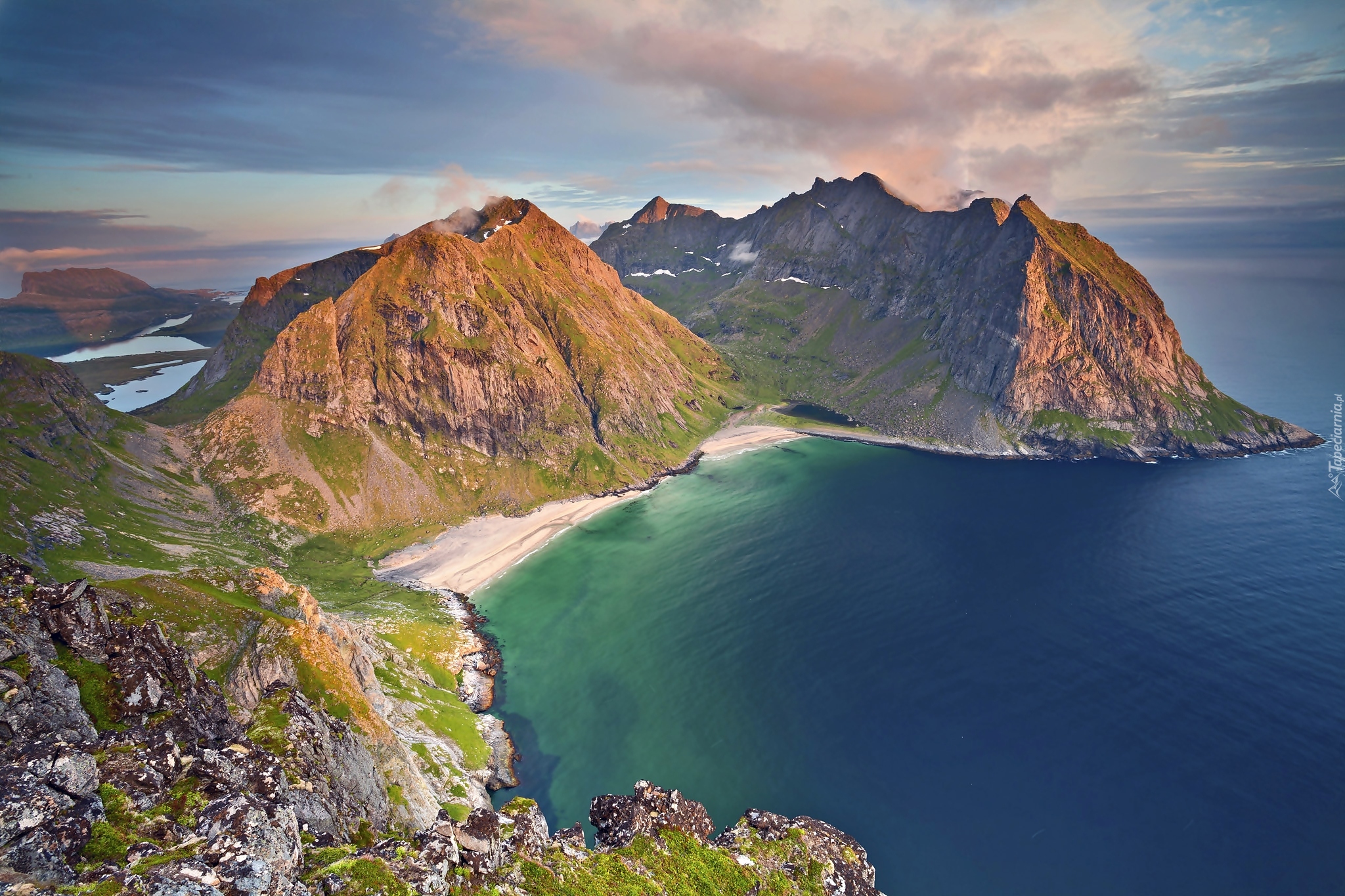 Norwegia, Lofoty, Wyspa Moskenesøya, Góry, Morze, Plaża Kvalvika
