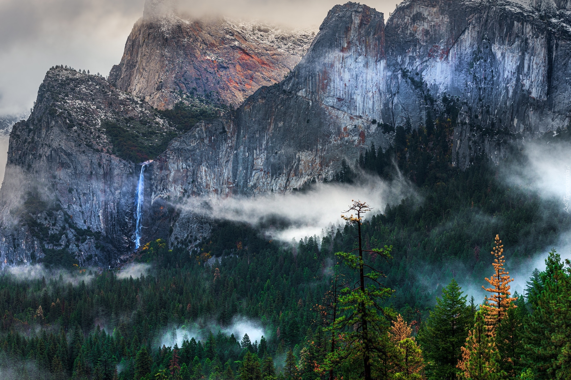 Park Narodowy Yosemite, Góry Sierra Nevada, Mgła, Wodospad, Drzewa, Lasy, Kalifornia, Stany Zjednoczone