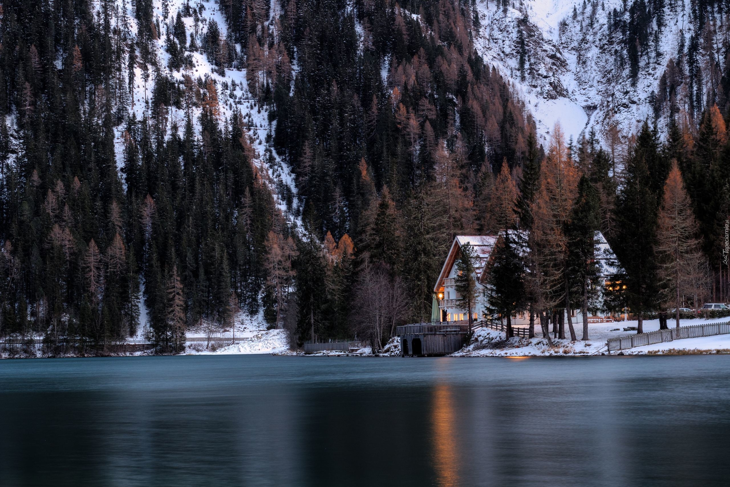 Włochy, Alpy, Południowy Tyrol, Jezioro Antholzer See, Hotel Seehaus, Dom, Drzewa, Zima