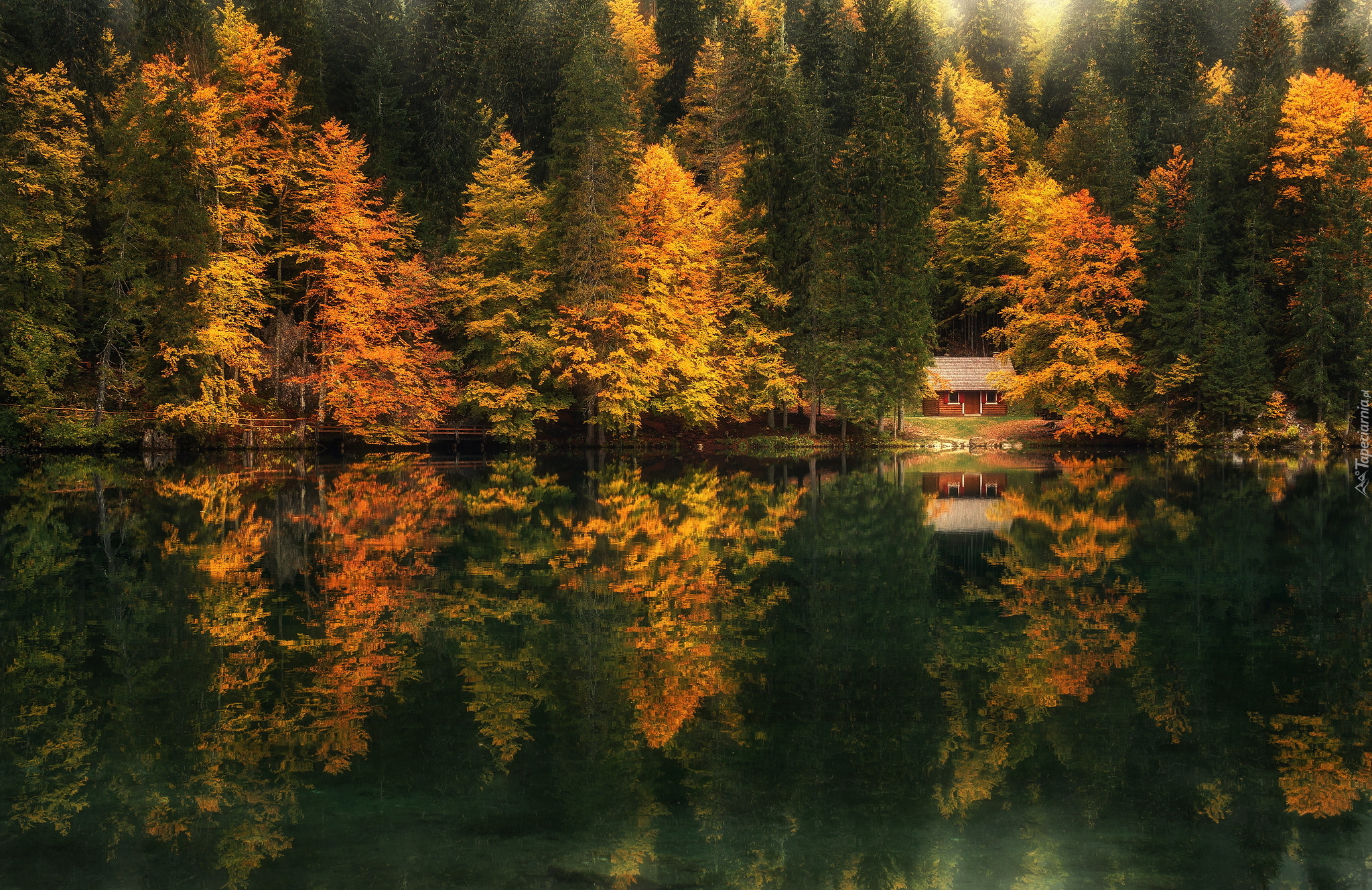 Jezioro Fusine Lake, Jesień, Drzewa, Lasy, Odbicie, Domek, Prowincja Udine, Włochy
