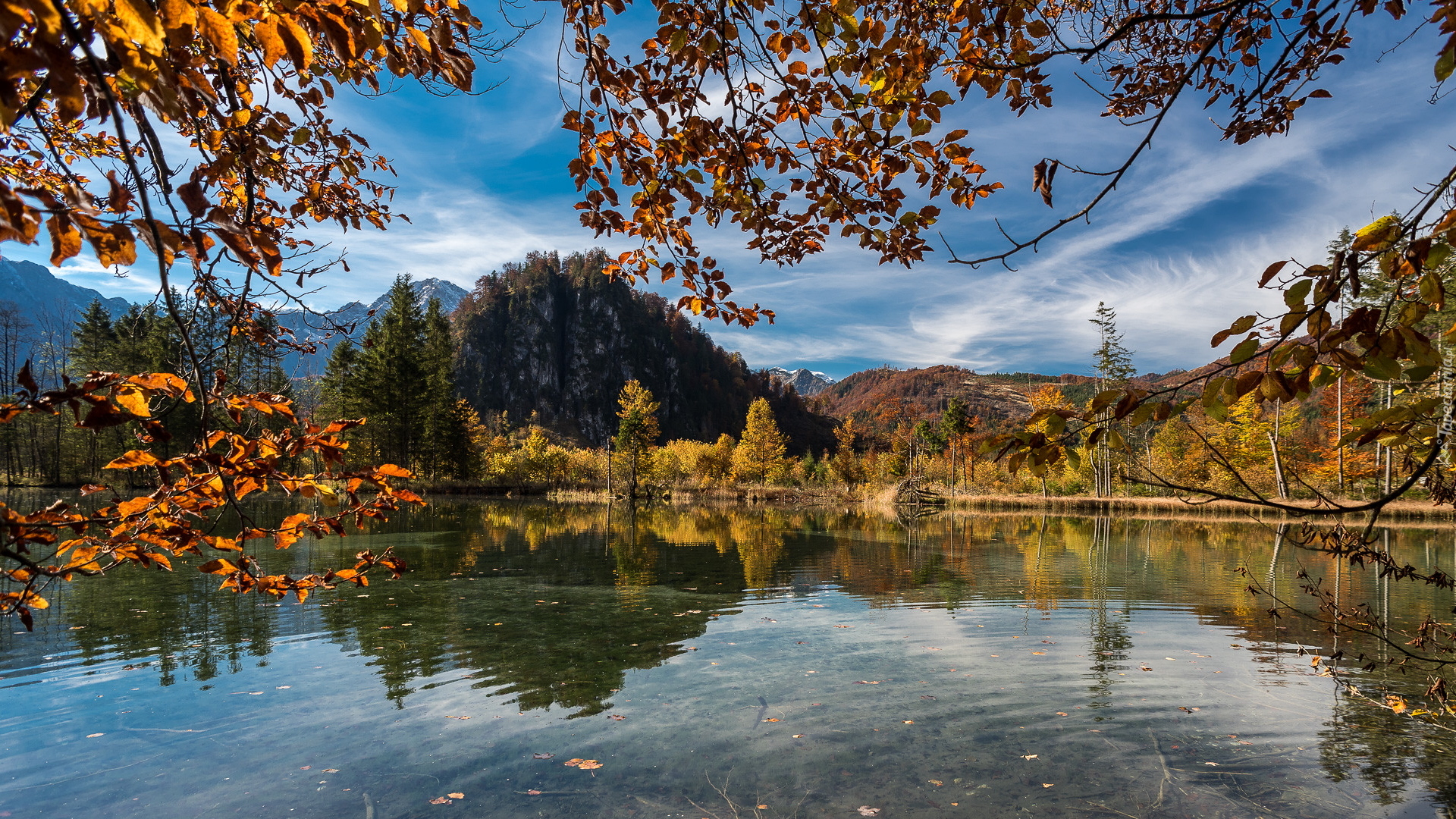 Jezioro Almsee, Jesień, Drzewa, Góry Totes Gebirge, Wzgórza, Austria