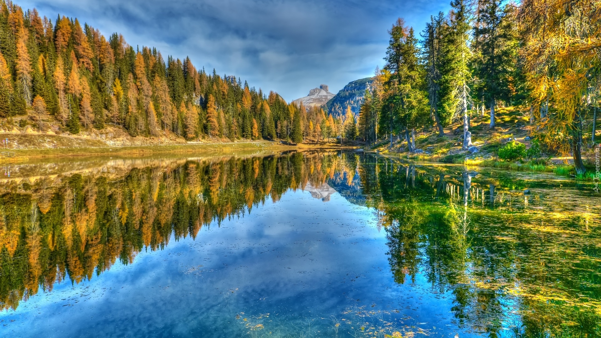 Jezioro Antorno Lake, Góry Dolomity, Jesień, Las, Drzewa, Prowincja Belluno, Włochy