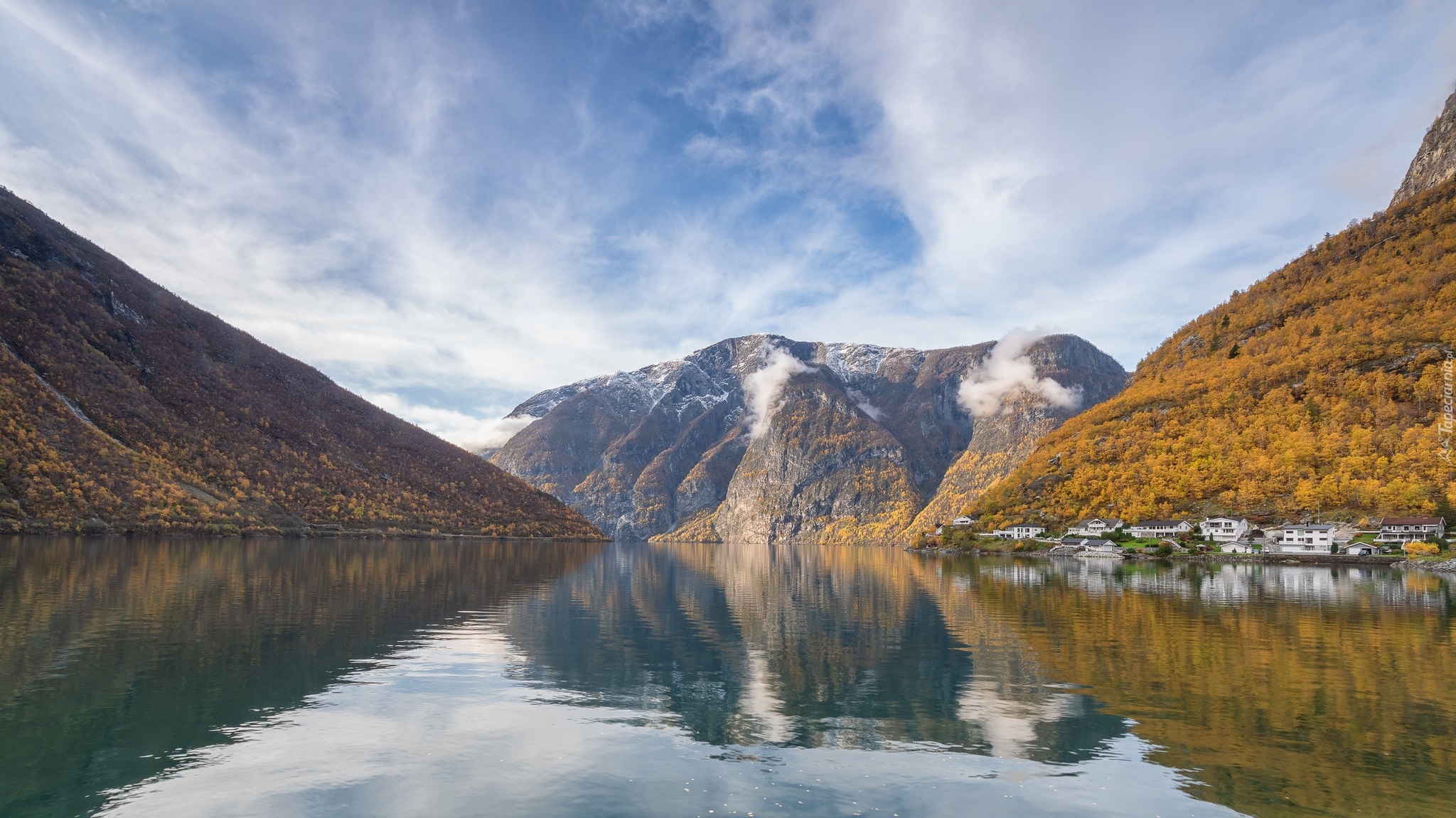 Góry, Jezioro Ardalsvatnet, Domy, Wieś Ovre Ardal, Okręg Vestland, Norwegia