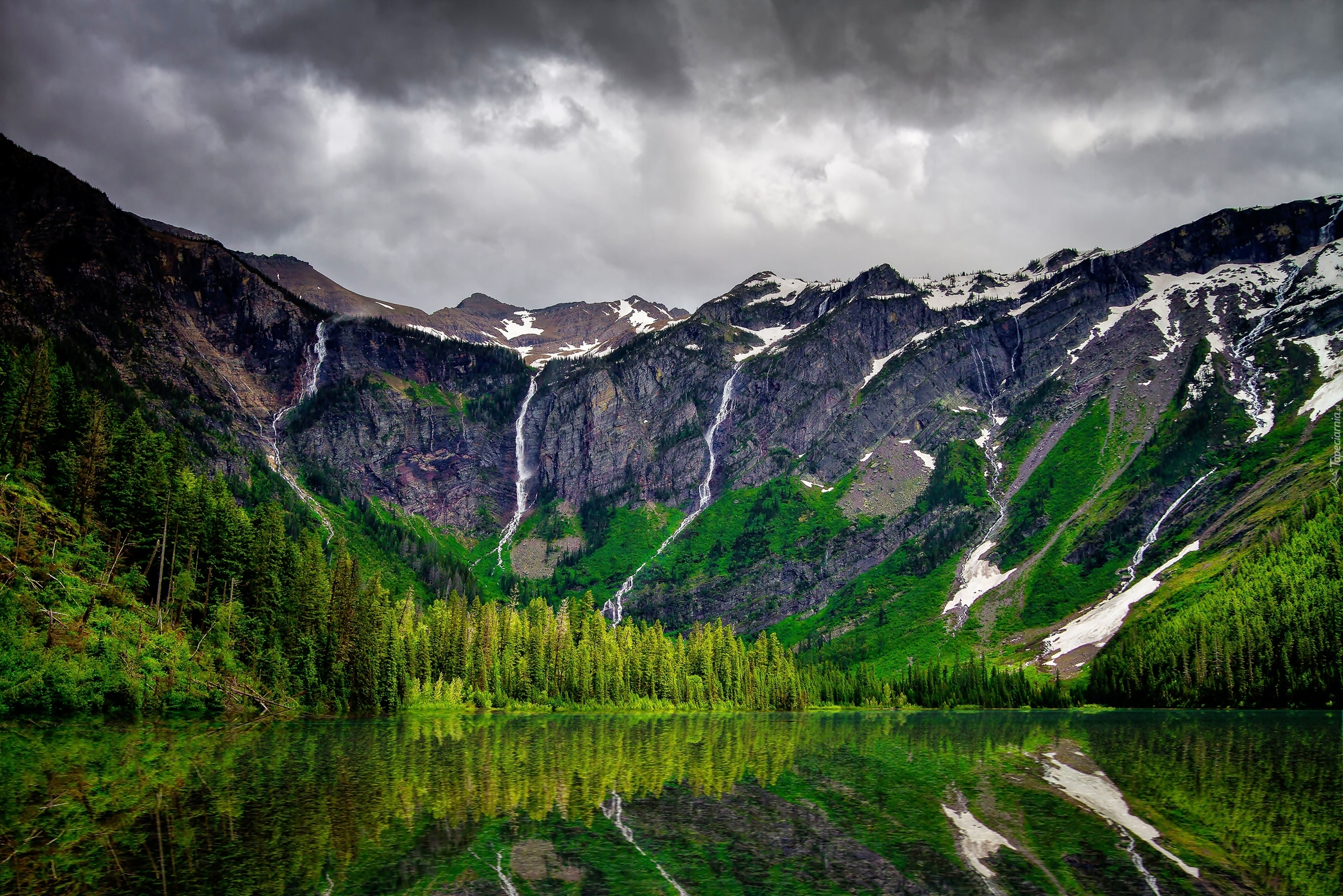 Stany Zjednoczone, Stan Montana, Park Narodowy Glacier, Jezioro Avalanche Lake, Góry, Las