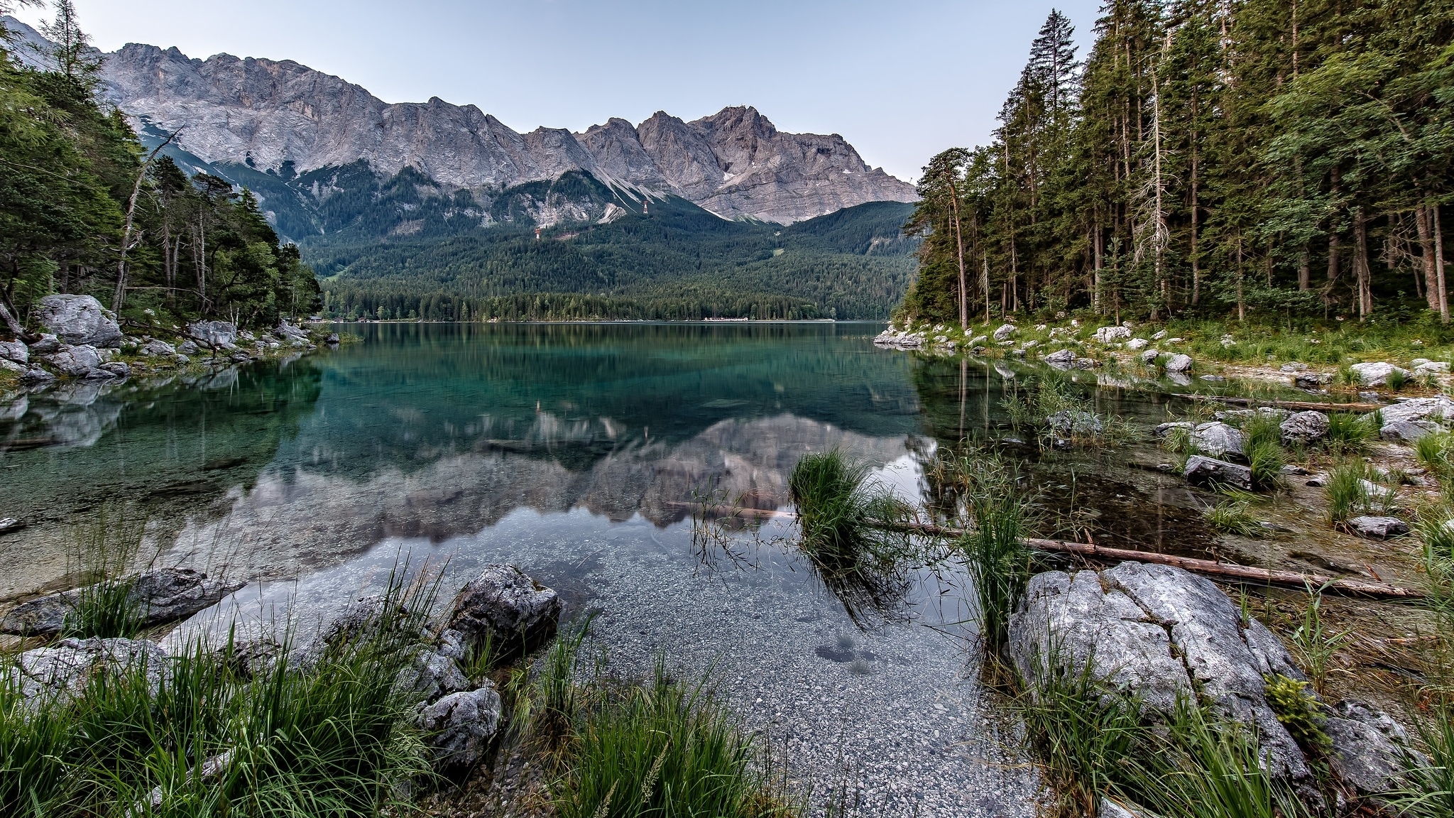Góry, Alpy Bawarskie, Szczyt Zugspitze, Jezioro, Eibsee Lake, Drzewa, Odbicie, Bawaria, Niemcy
