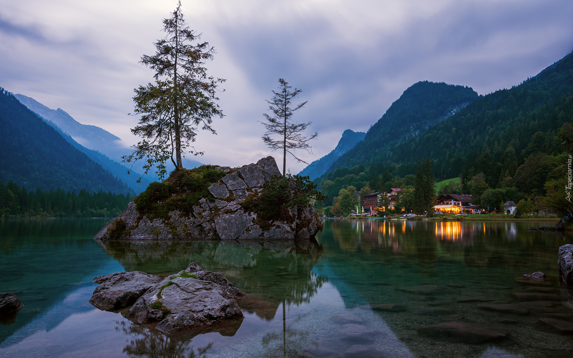 Jezioro Hintersee, Drzewa, Skała, Góry, Alpy, Domy, Światła, Chmury, Zachód słońca, Bawaria, Niemcy