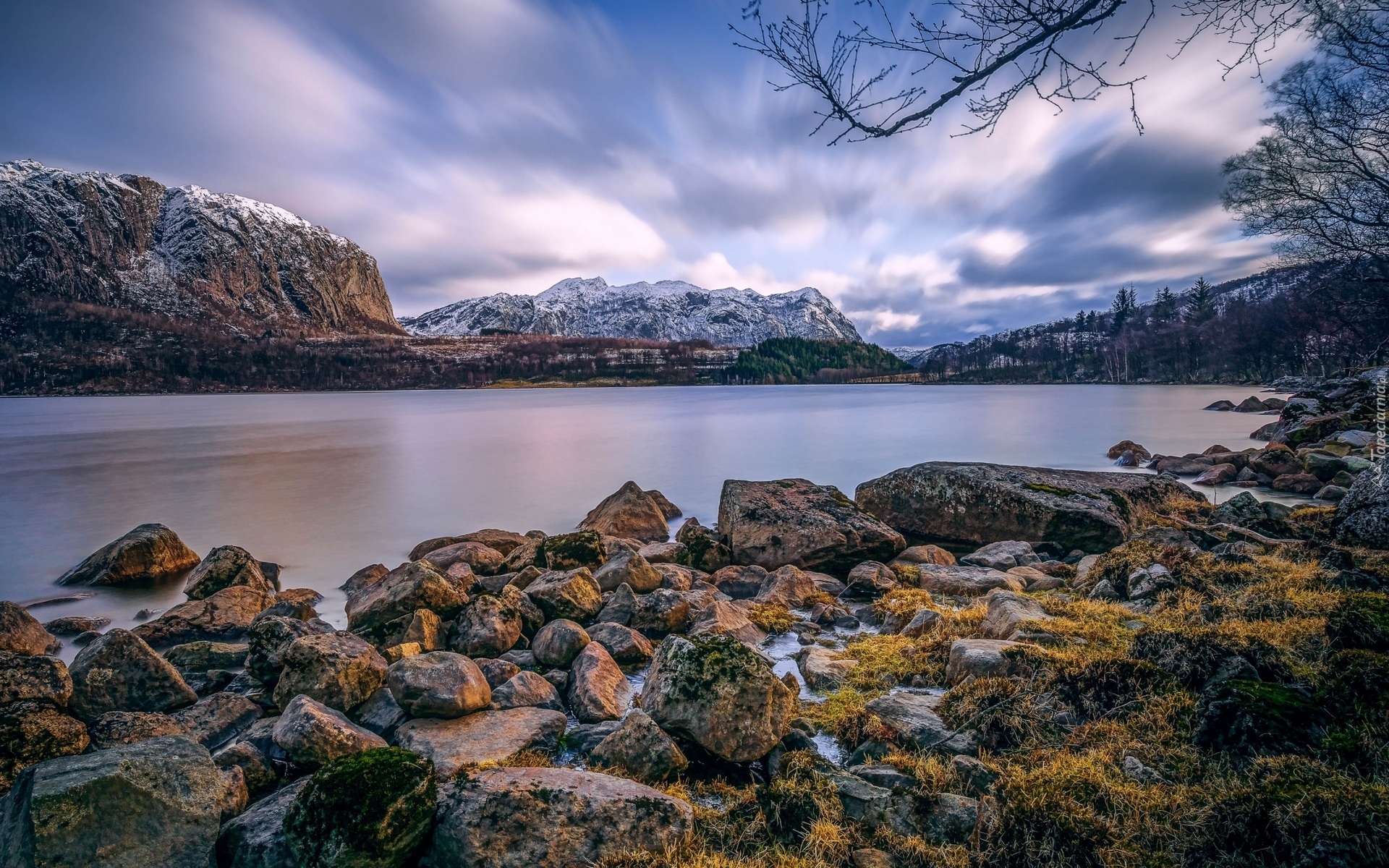 Góry, Jezioro Hofreistae, Kamienie, Skały, Niebo, Miejscowość Bjerkreim, Rogaland, Norwegia