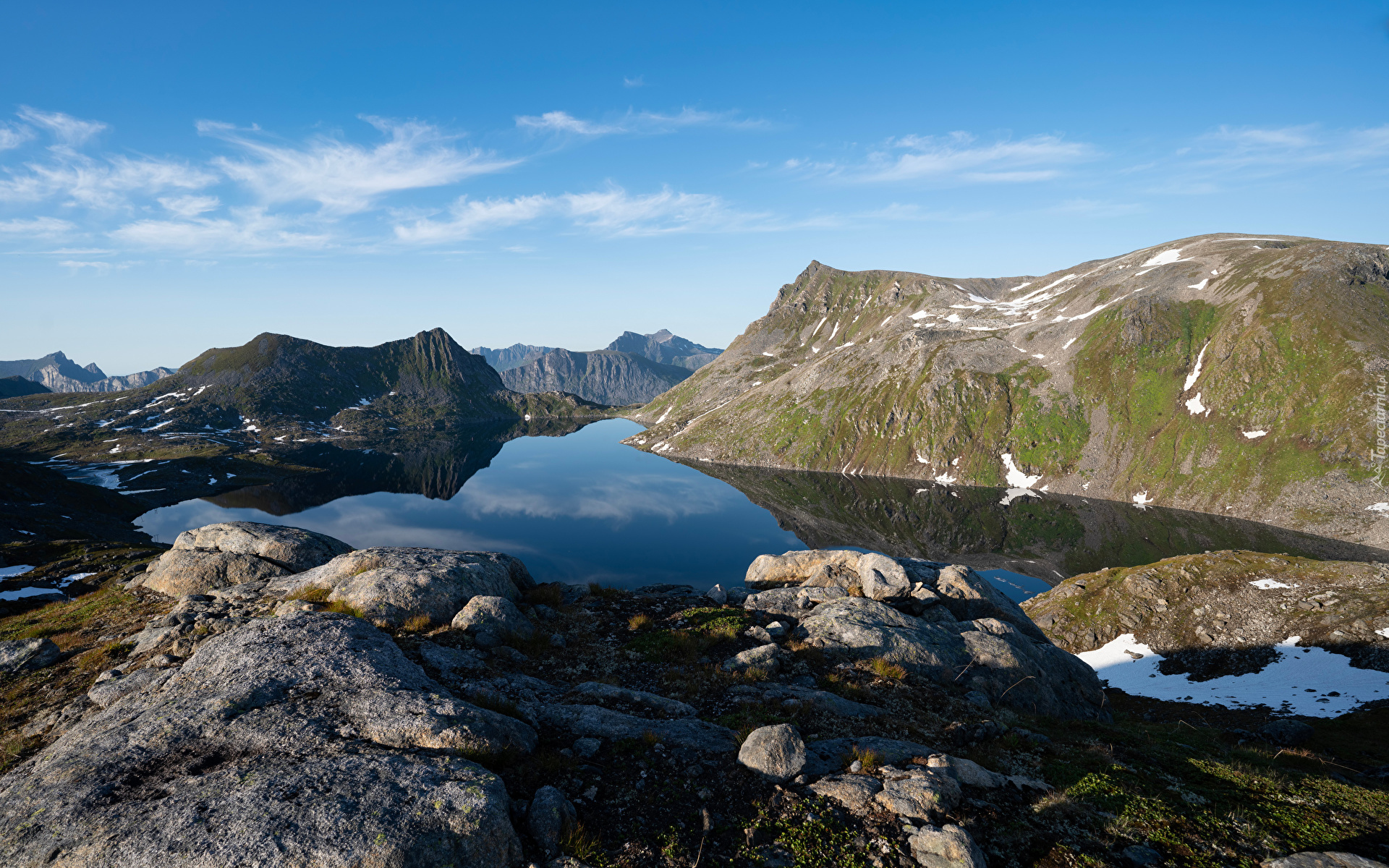 Norwegia, Wyspa Senja, Góry, Lofoty, Kamienie, Jezioro