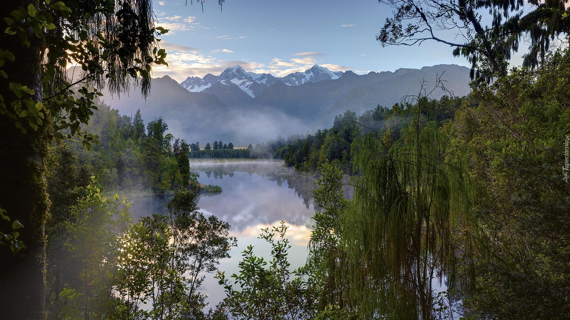Jezioro Matheson, Mgła, Drzewa, Góry, Alpy Południowe, Zachód słońca, Wyspa Południowa, Nowa Zelandia, Park Narodowy Góry Cooka
