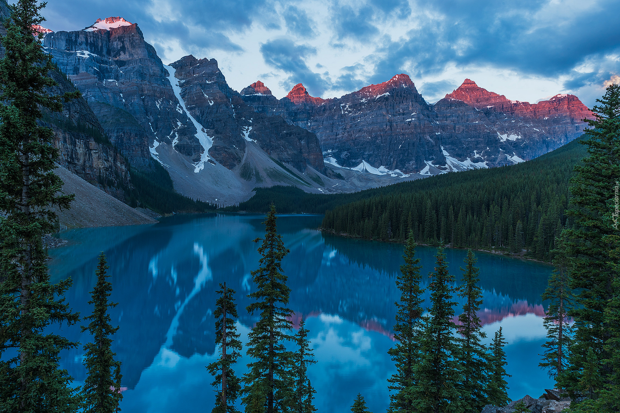 Kanada, Alberta, Park Narodowy Banff, Jezioro Moraine, Las, Drzewa, Góry, Odbicie, Chmury