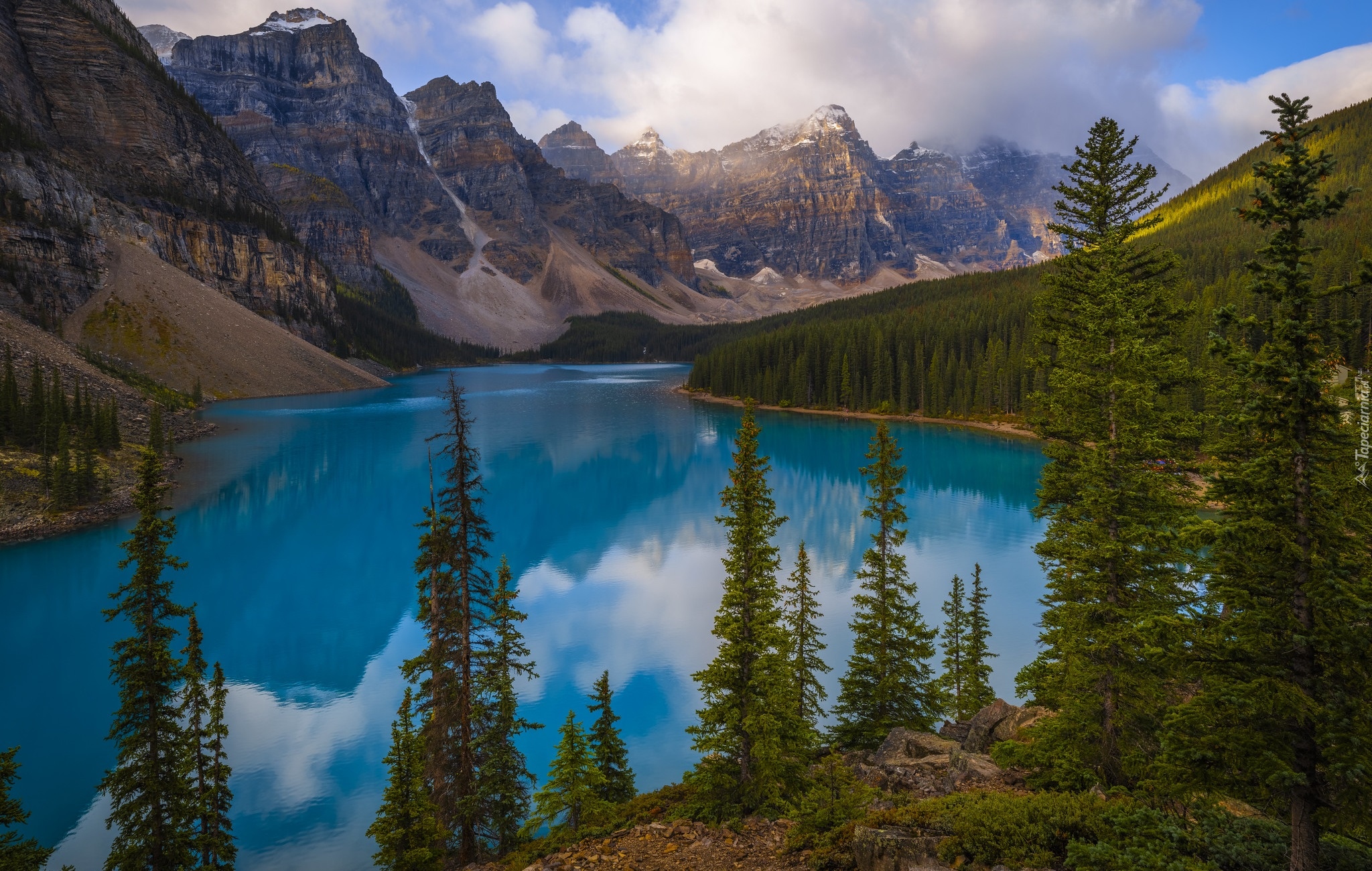 Kanada, Prowincja Alberta, Park Narodowy Banff, Jezioro Moraine, Drzewa, Chmury, Góry