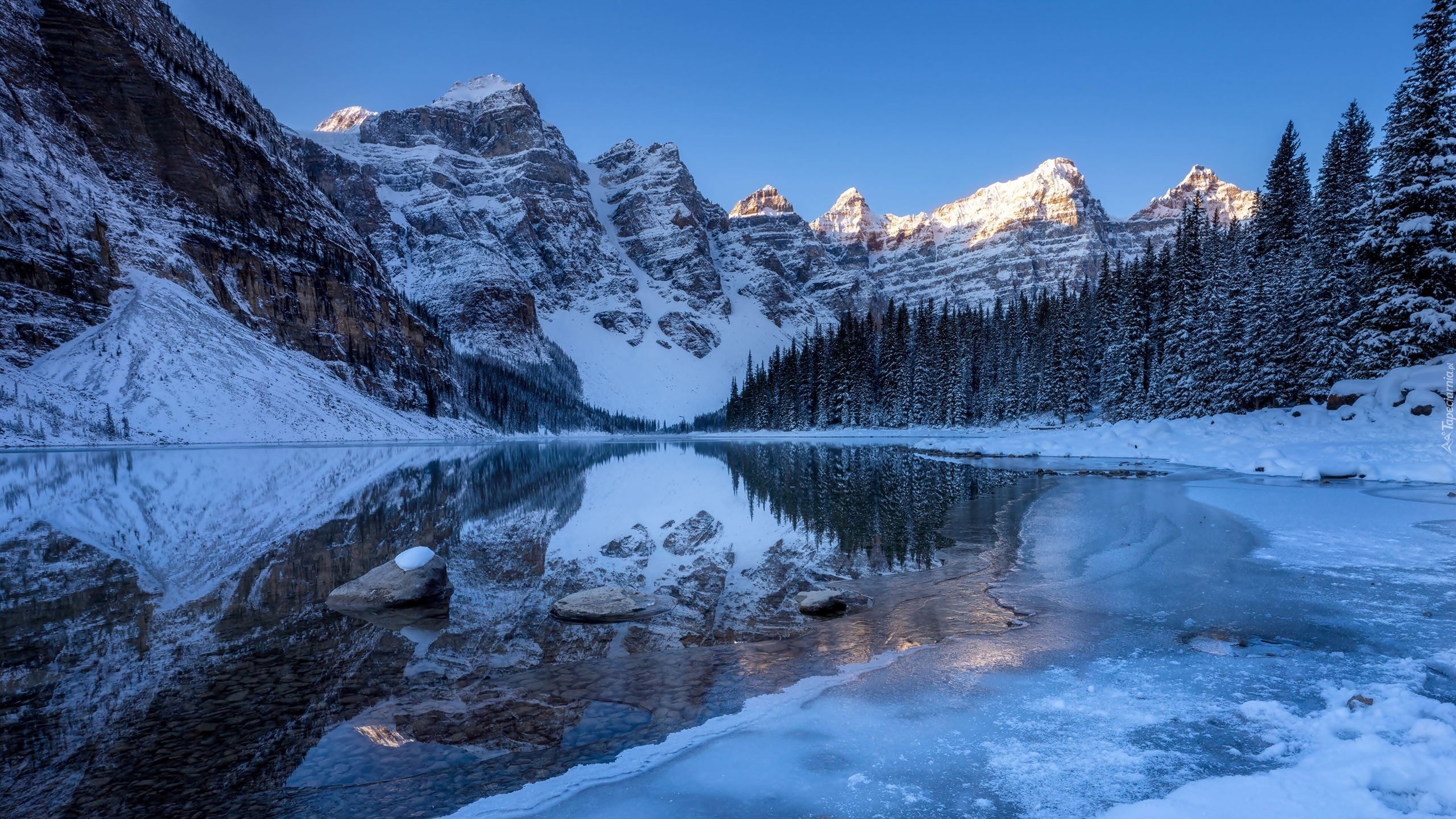 Kanada, Alberta, Park Narodowy Banff, Jezioro Moraine, Góry, Lasy, Zima
