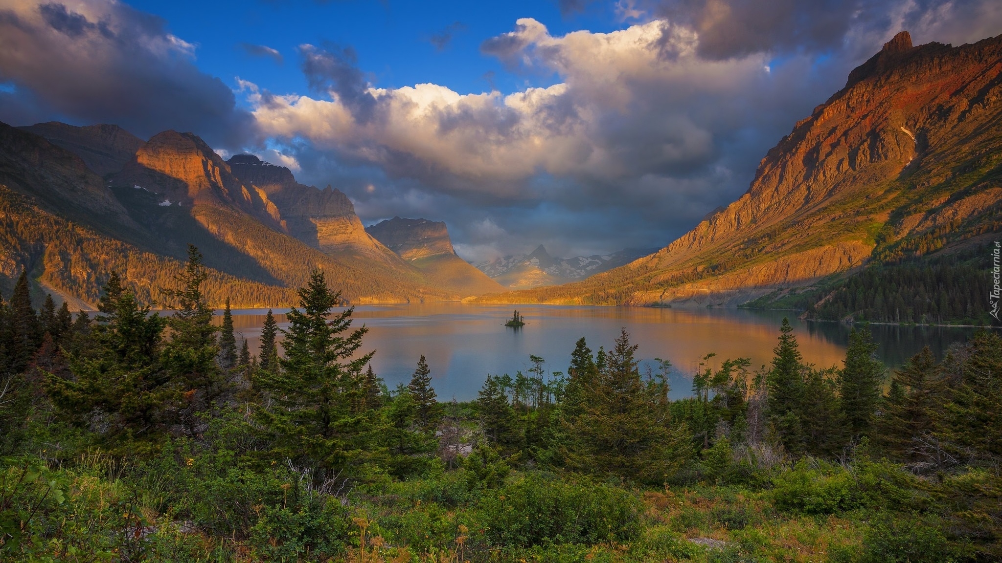 Góry, Wysepka, Jezioro Saint Mary, Park Narodowy Glacier, Chmury, Drzewa, Rośliny, Stan Montana, Stany Zjednoczone