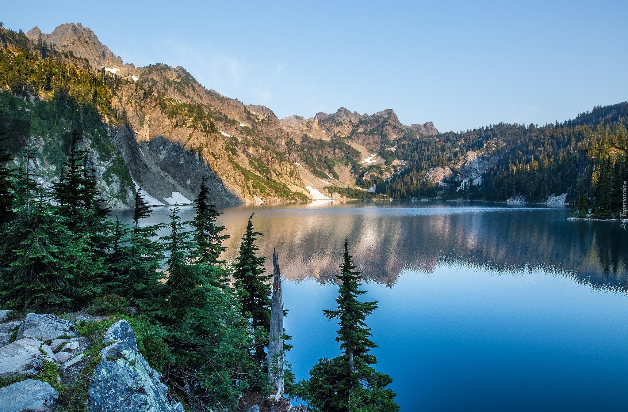 Jezioro Snow Lake, Góry Kaskadowe, Przełęcz Snoqualmie Pass, Świerki, Kamienie, Hrabstwo King, Stan Waszyngton, Stany Zjednoczone