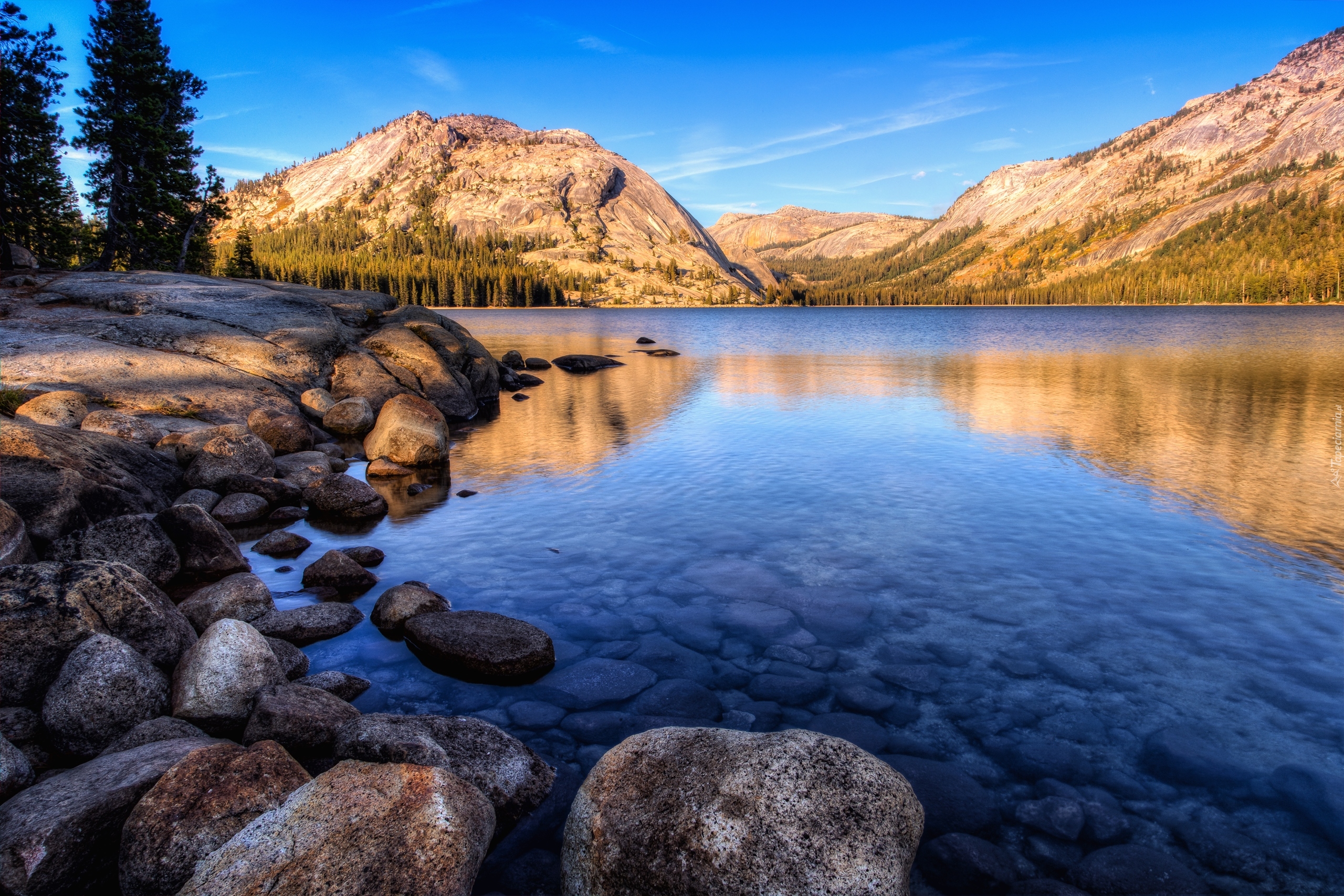 Stany Zjednoczone, Stan Kalifornia, Park Narodowy Yosemite, Góry, Jezioro Tenaya, Kamienie