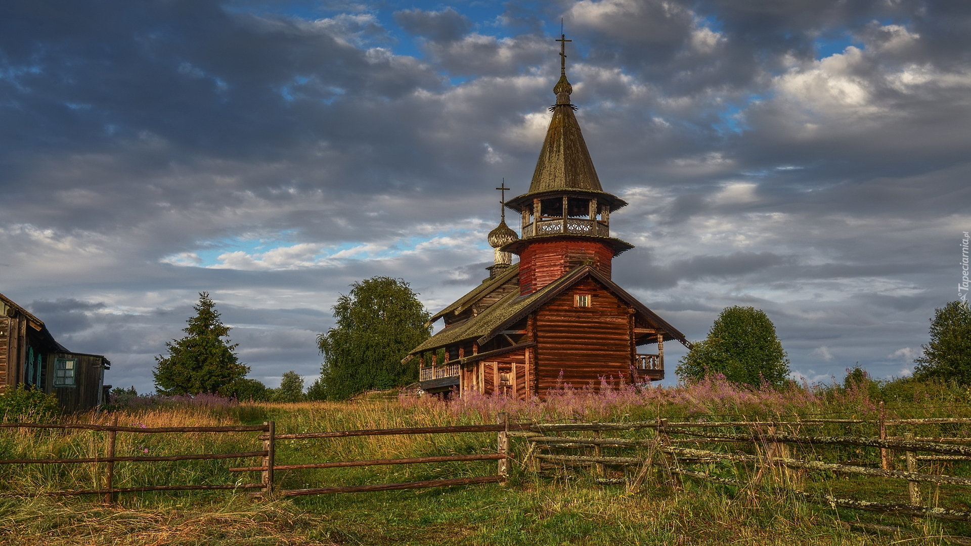 Cerkiew, Drewniana, Kaplica Piotra i Pawła, Trawa, Drzewa, Wieś Eglowo, Wyspa Kiży, Karelia, Rosja