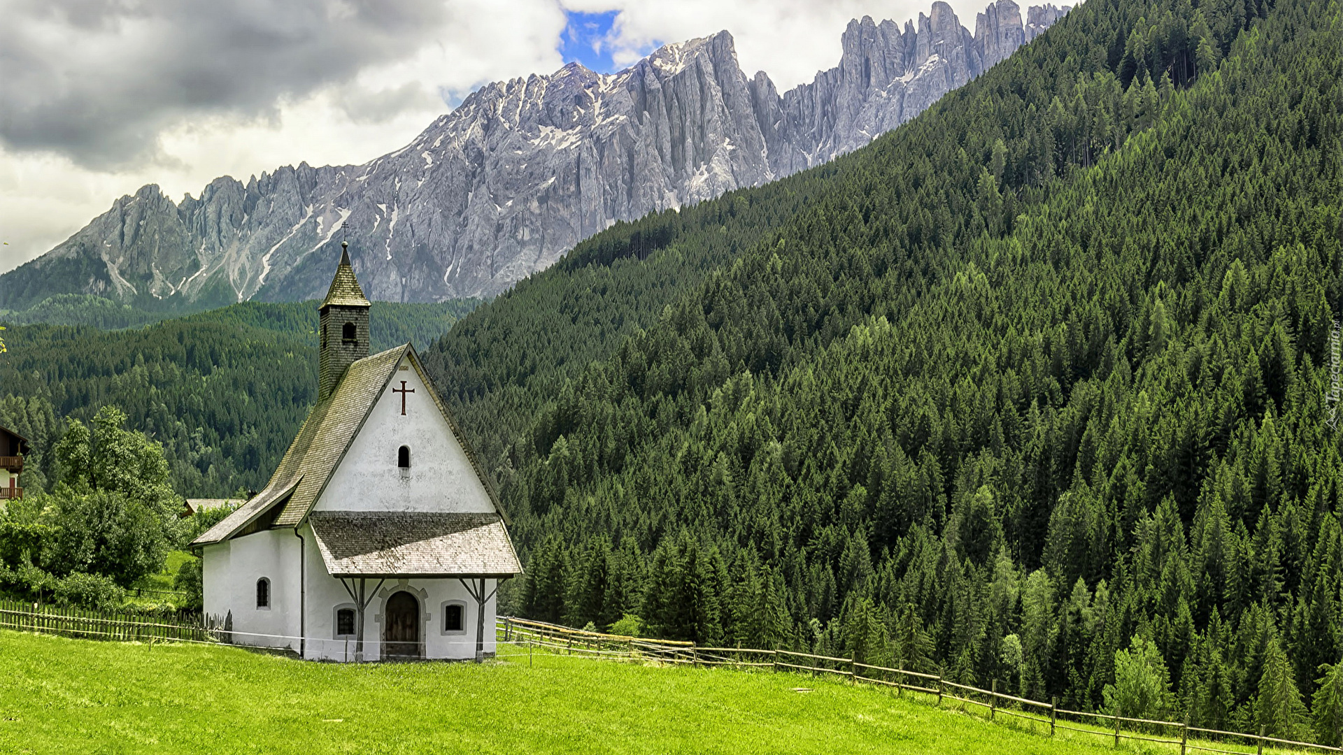 Kaplica San Sebastiano, Cappella di San Sebastiano, Miejscowość Welschnofen, Nova Levante, Włochy, Góry Alpy, Drzewa, Lasy, Wzgórza