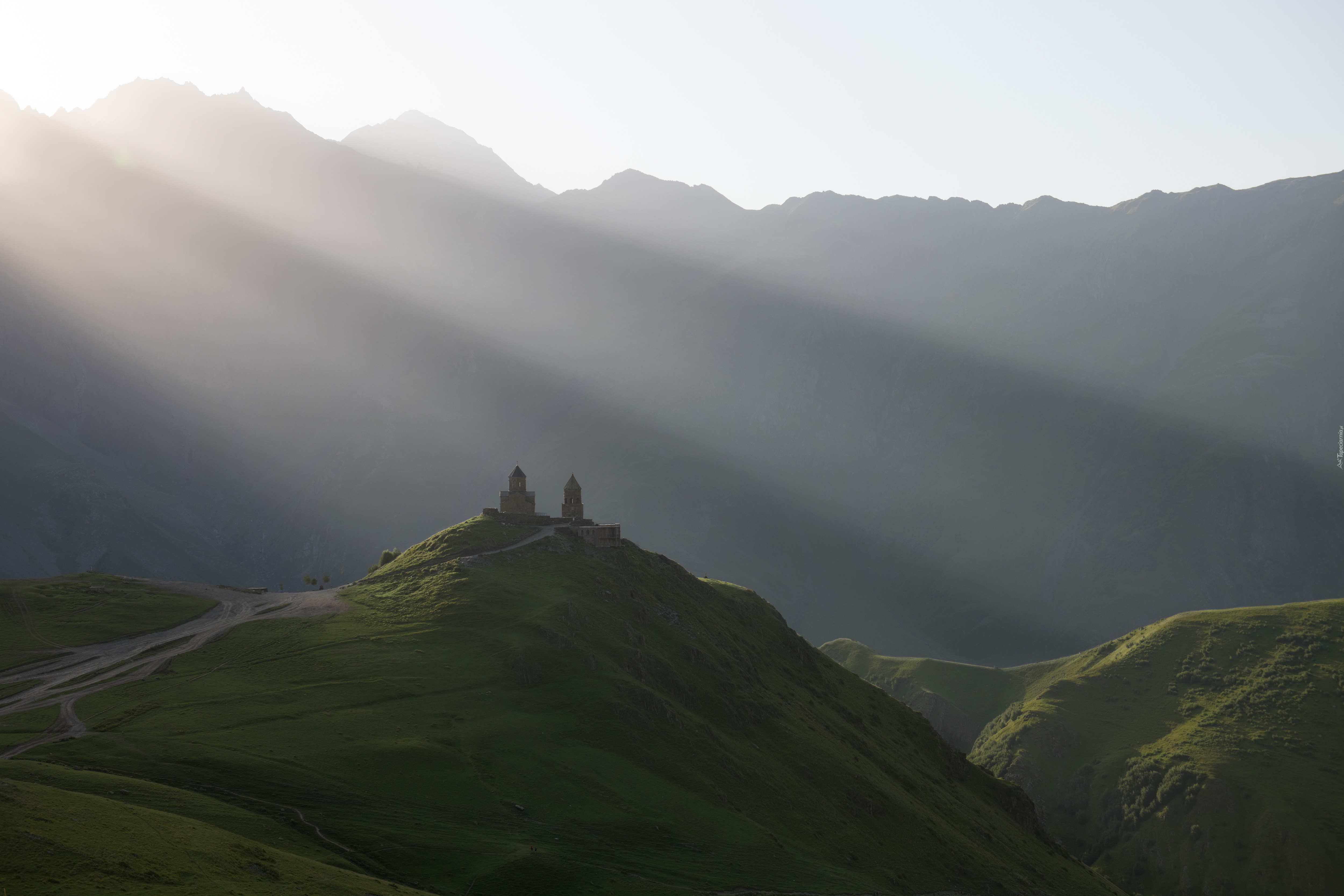 Góry, Kaukaz, Szczyt Kazbek, Wschód słońca, Przebijające światło, Wzgórze, Klasztor Cminda Sameba, Gruzja