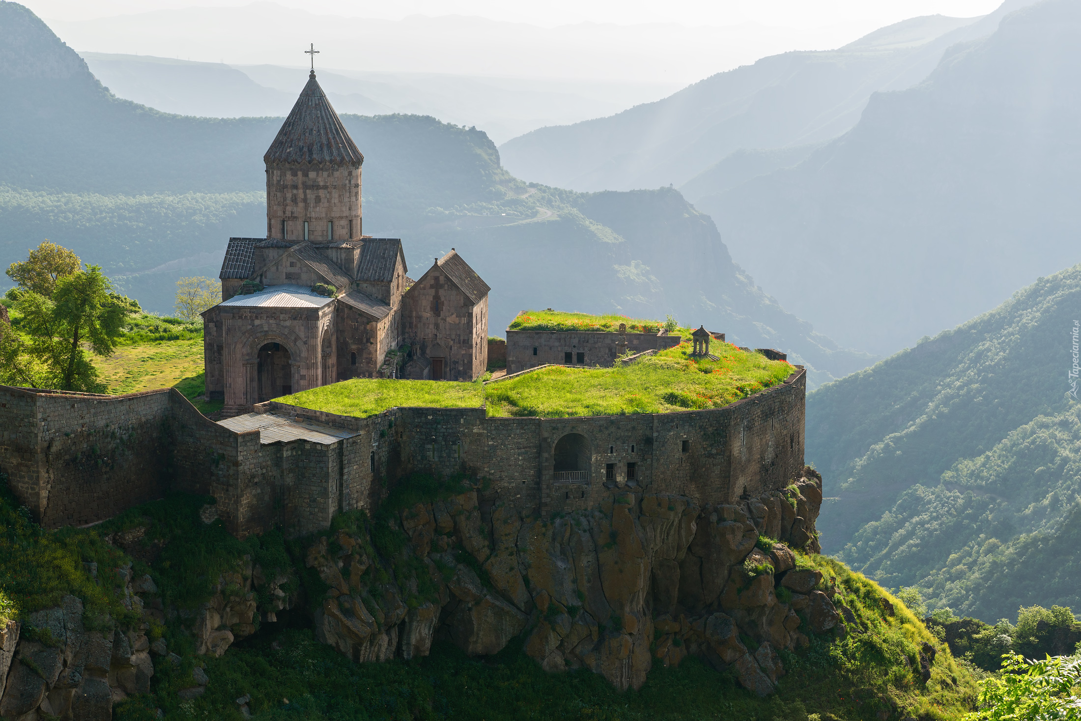 Klasztor Tatew, Kościół, Skała, Góry, Drzewa, Mgła, Prowincja Sjunik, Armenia