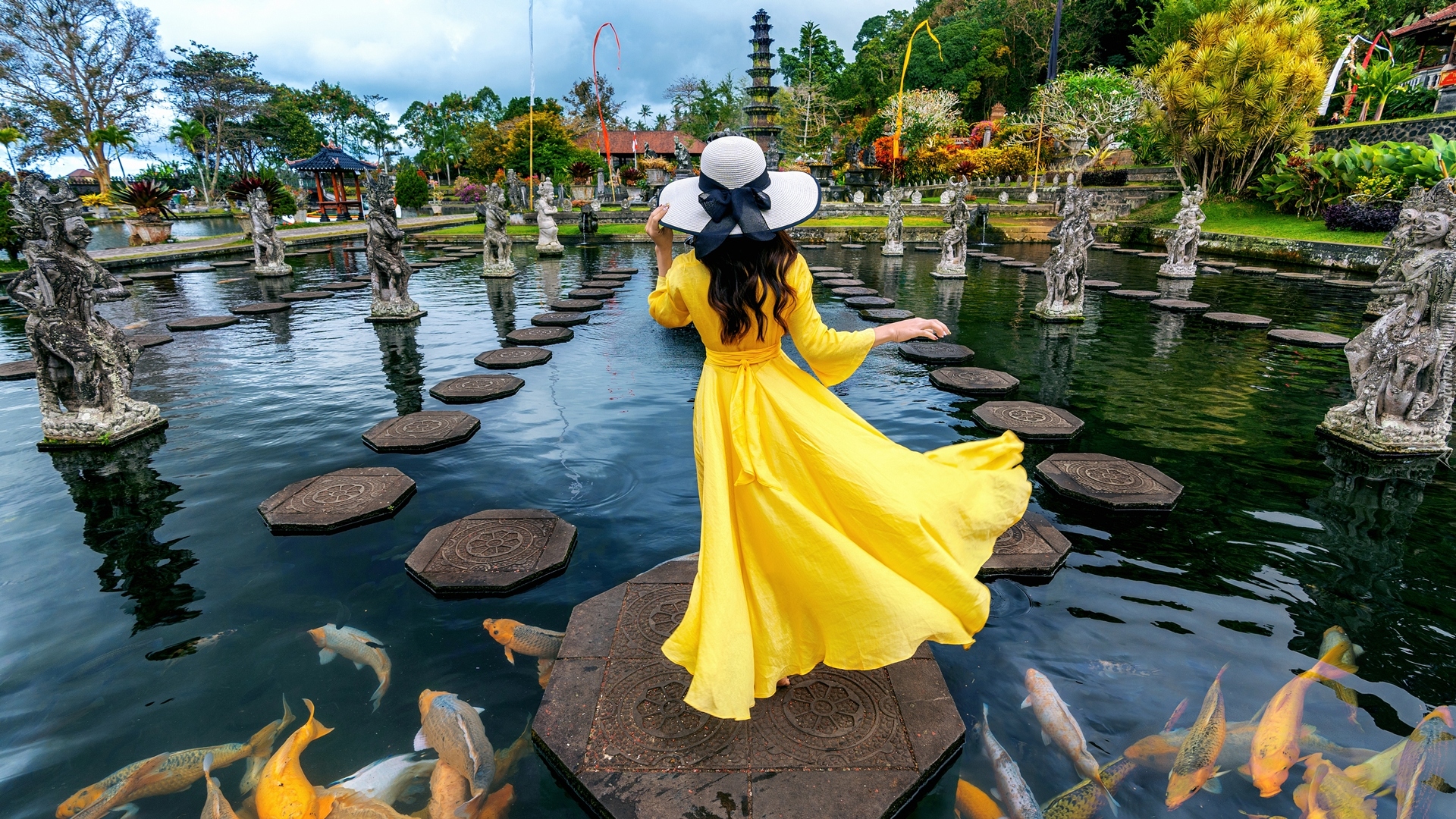 Kobieta, Żółta, Suknia, Kapelusz, Ogród, Sadzawka, Ryby, Hotel, Tirtagangga Water Palace Villas, Bali, Indonezja