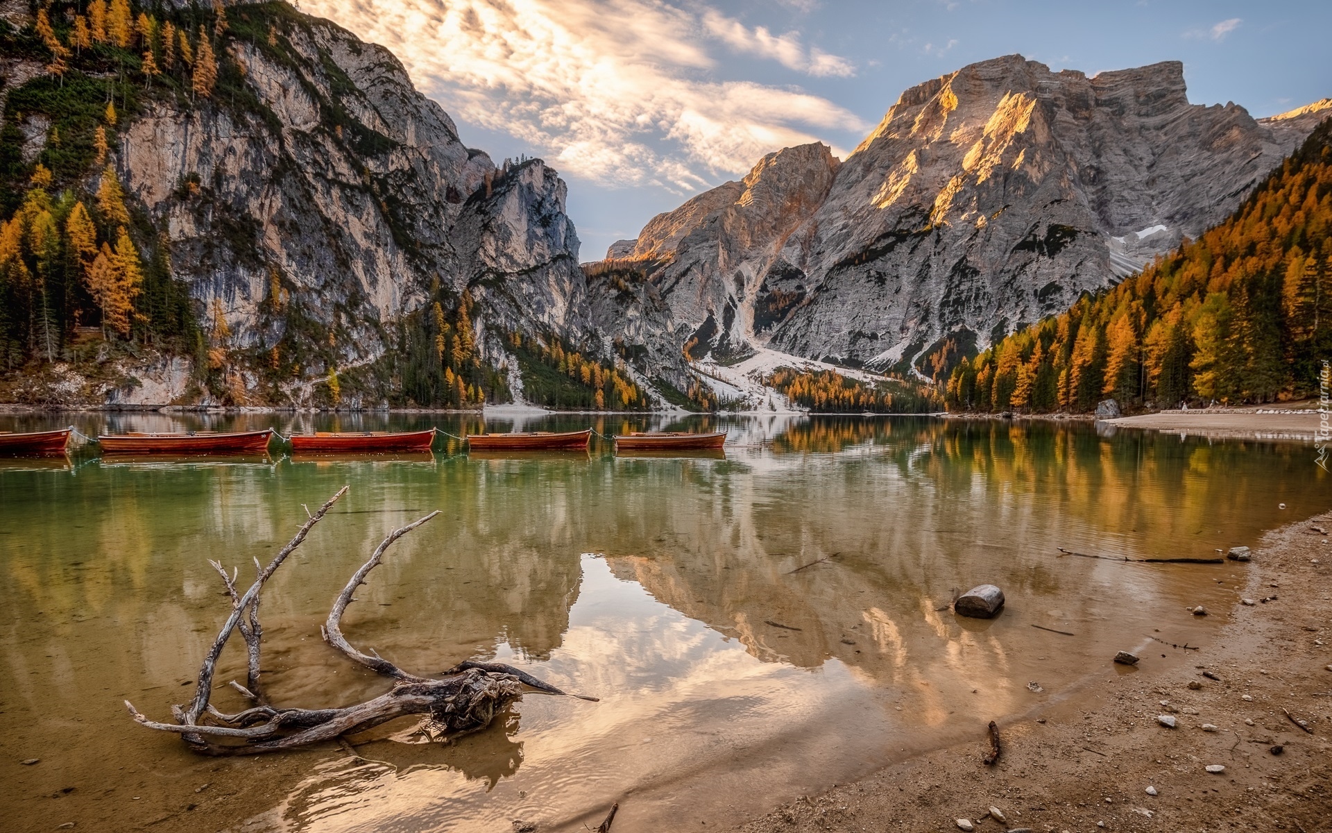 Włochy, Południowy Tyrol, Jezioro, Lago di Braies, Pragser Wildsee, Góry, Dolomity, Łódki, Drzewa
