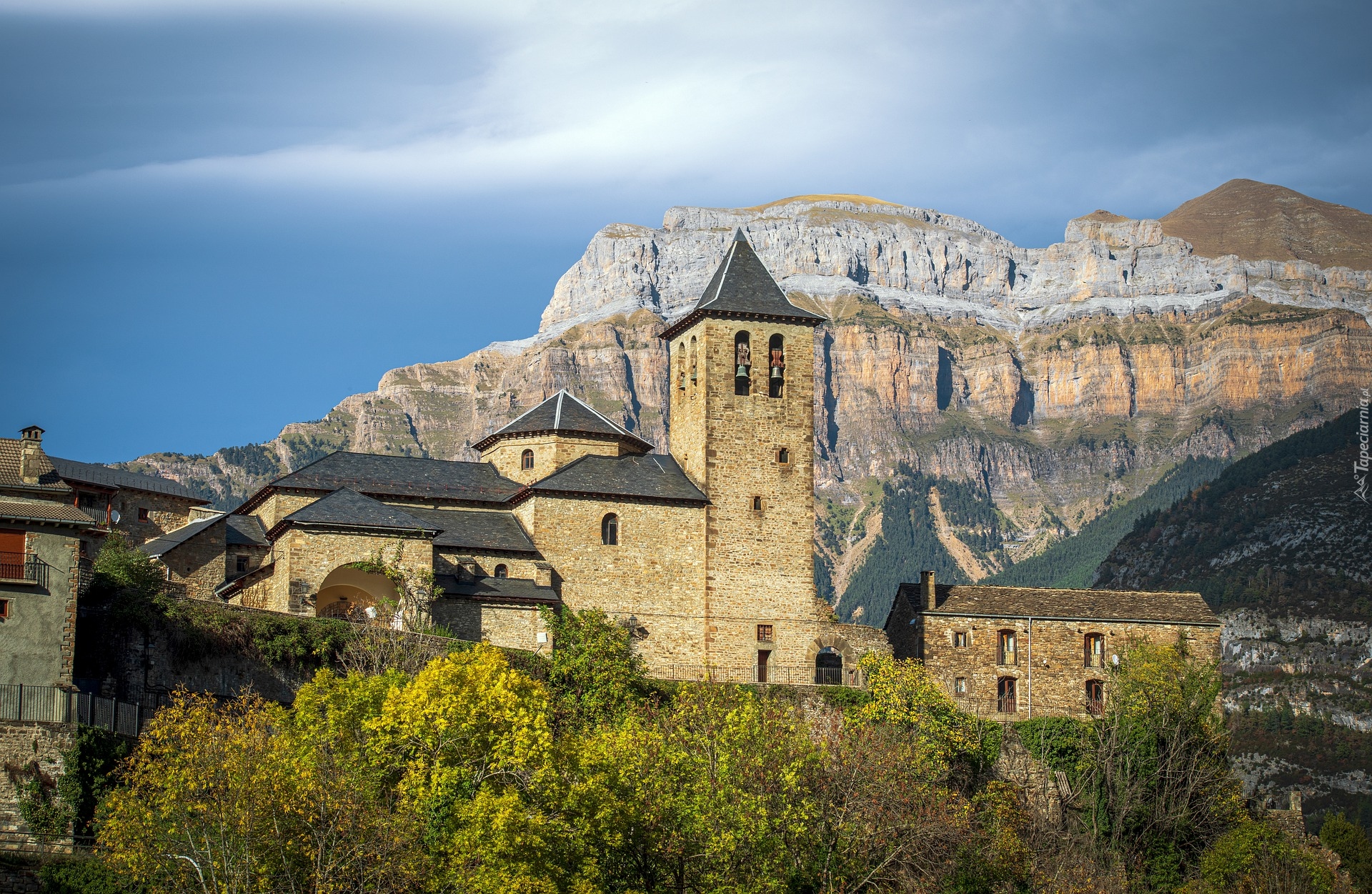 Kościół, Church of Torla, Wieża, Średniowieczna, Wioska, Drzewa, Góry, Pireneje, Alpy Zachodnie, Torla, Prowincja Huesca, Hiszpania