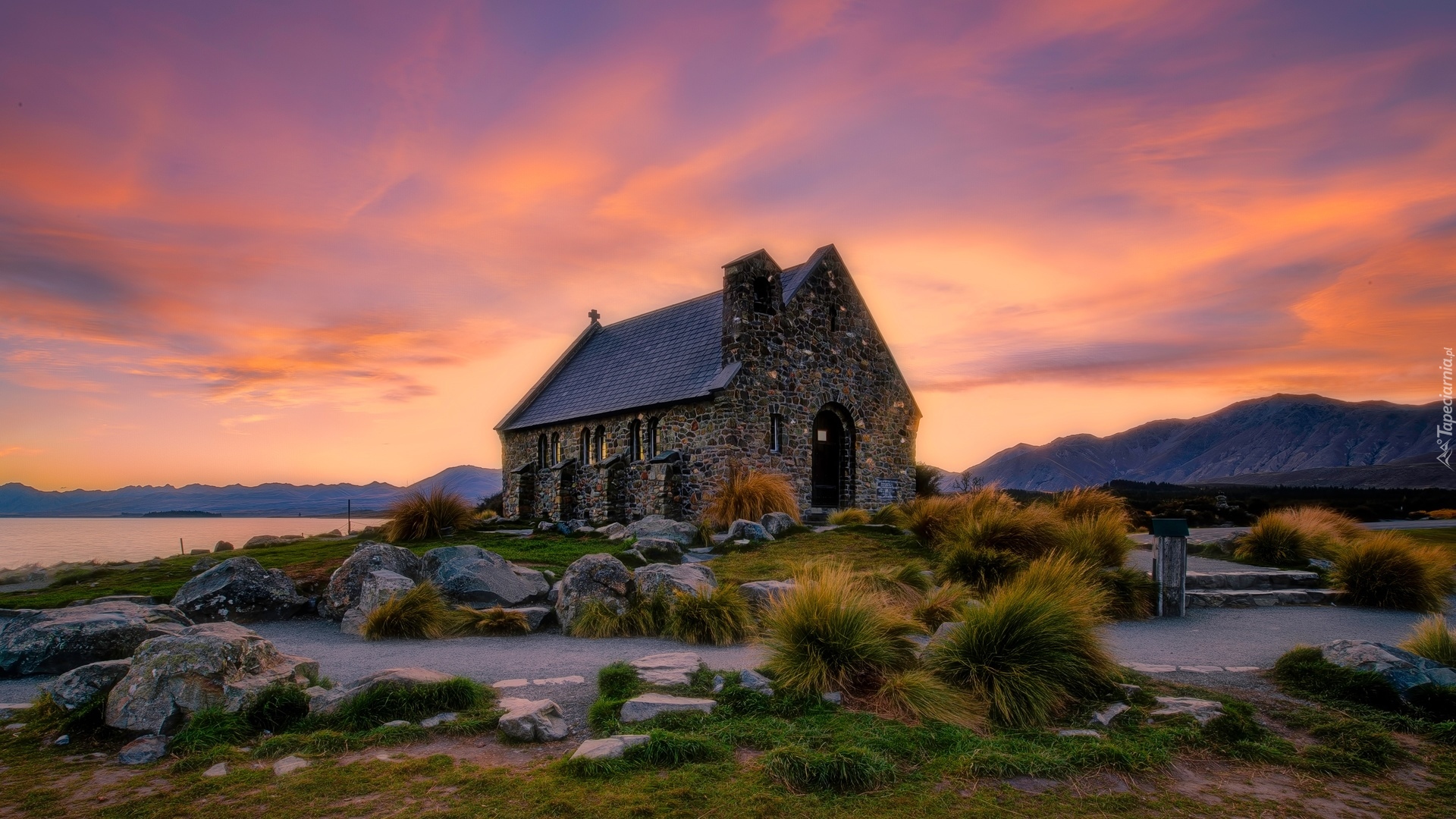 Jezioro Tekapo, Kościół Dobrego Pasterza, Church of the Good Shepherd, Kępy, Trawa, Wyspa Południowa, Nowa Zelandia