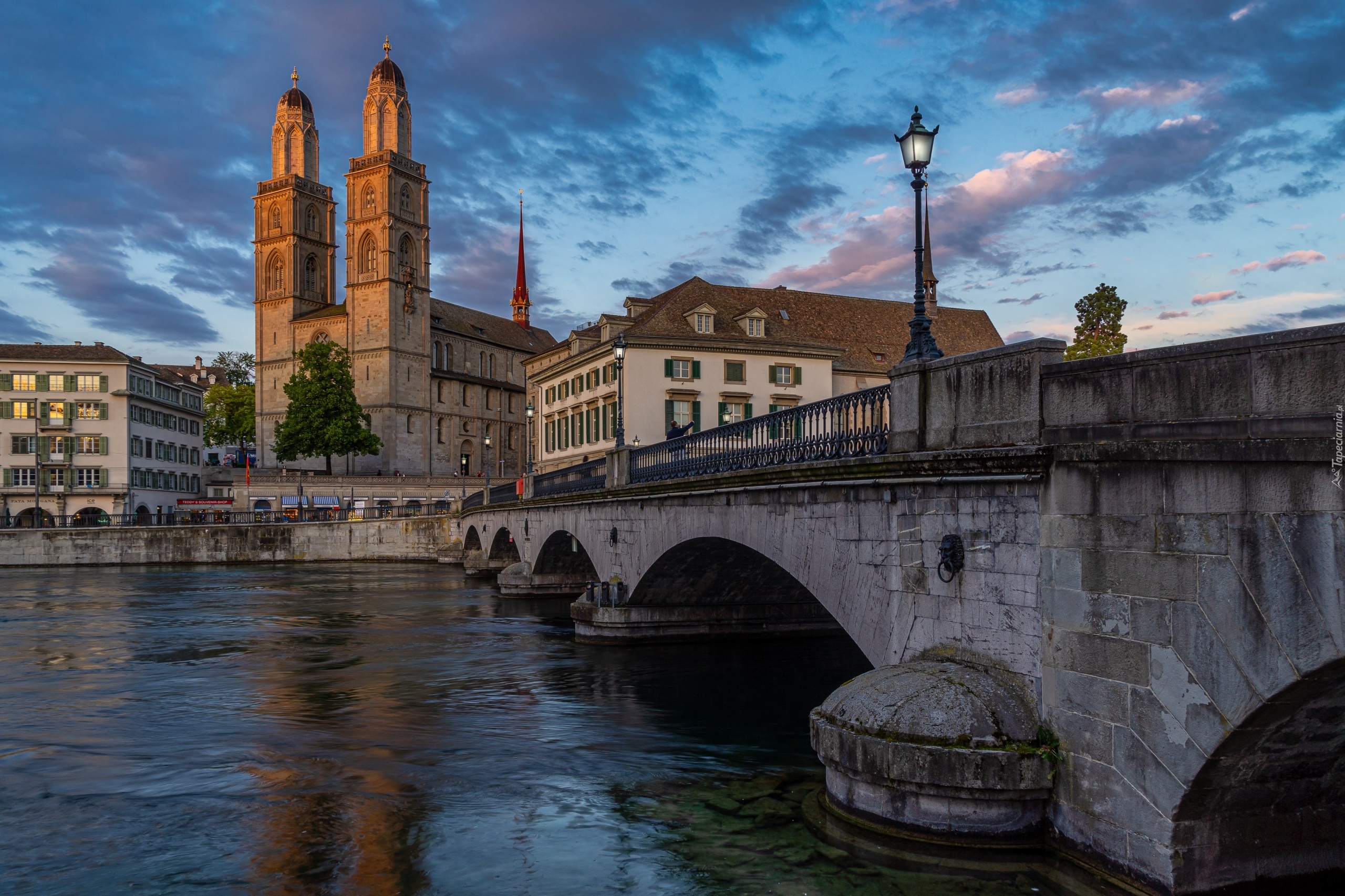 Rzeka Limmat, Most, Latarnia, Kościół Grossmunster, Zurych, Szwajcaria