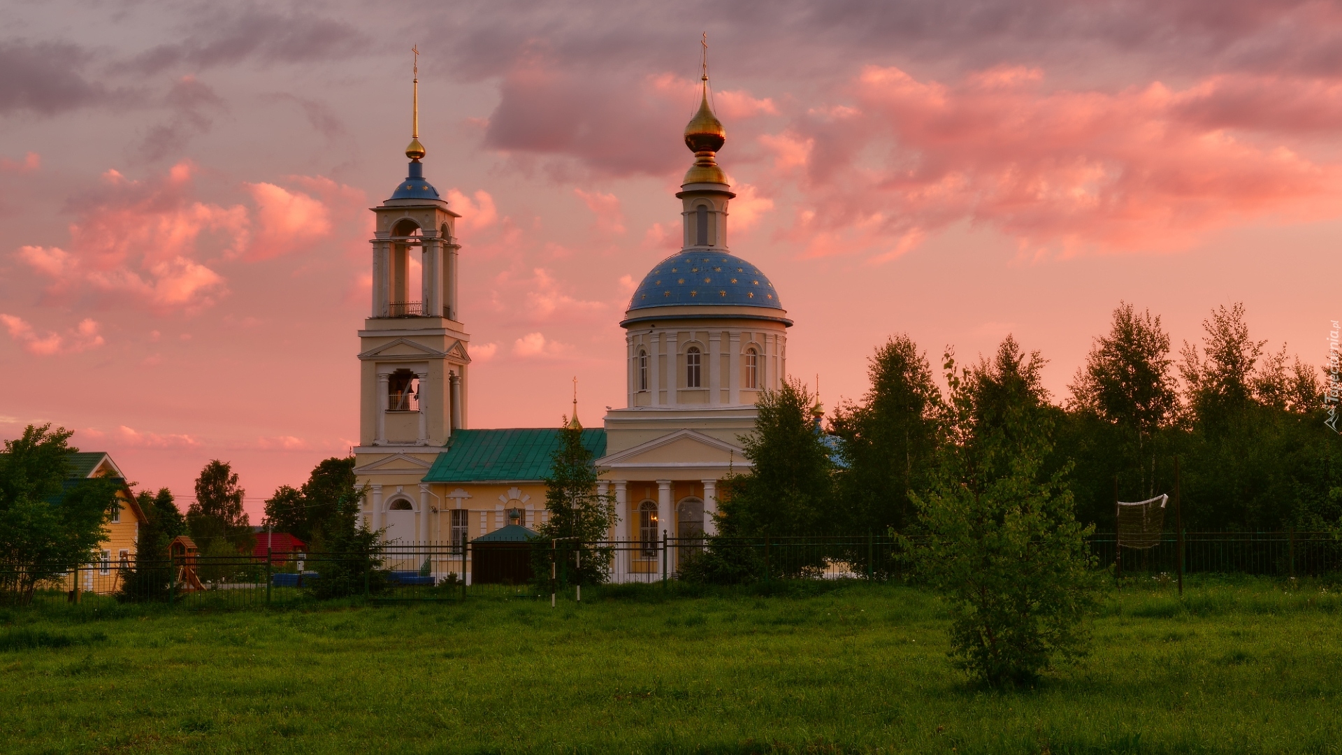Kościół św. Mikołaja Cudotwórcy, Buzhaninovo, Obwód moskiewski, Rosja, Drzewa