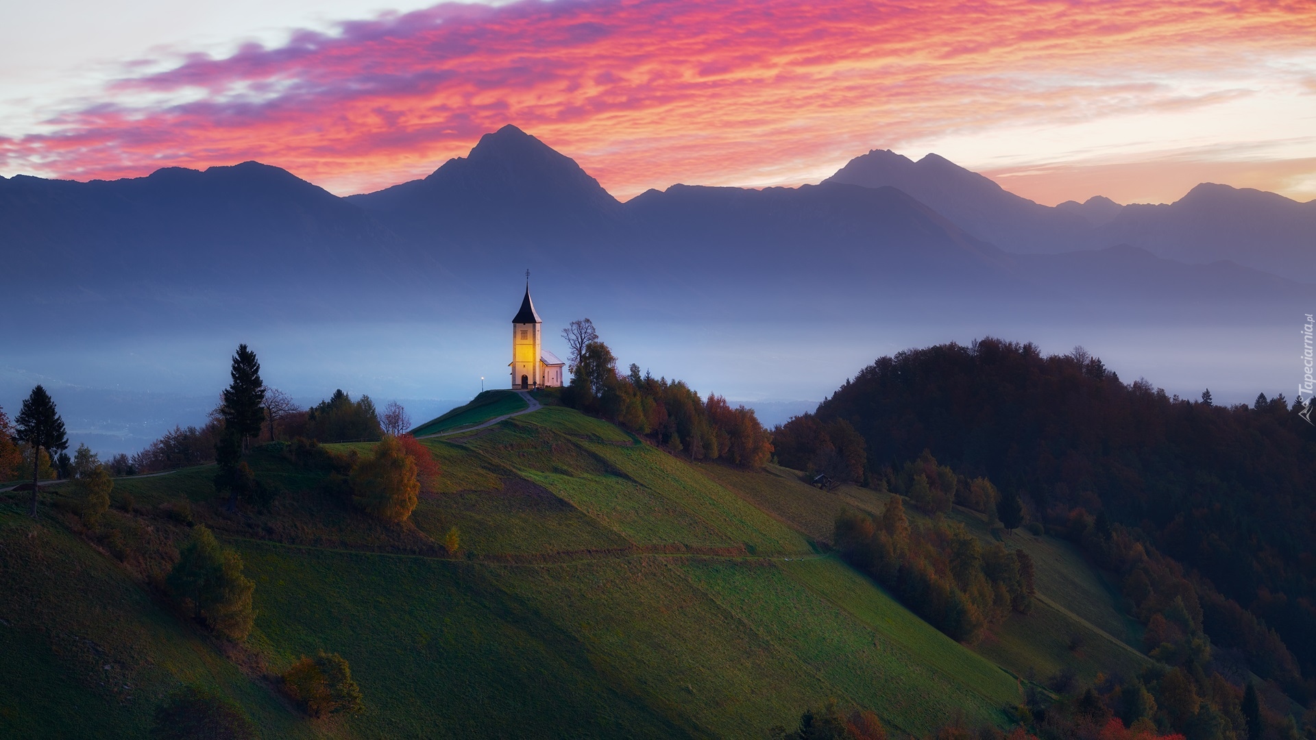 Kościół św Primusa i Felicjana, Mgła, Wzgórze, Góry, Drzewa, Zachód słońca, Wieś Jamnik, Słowenia